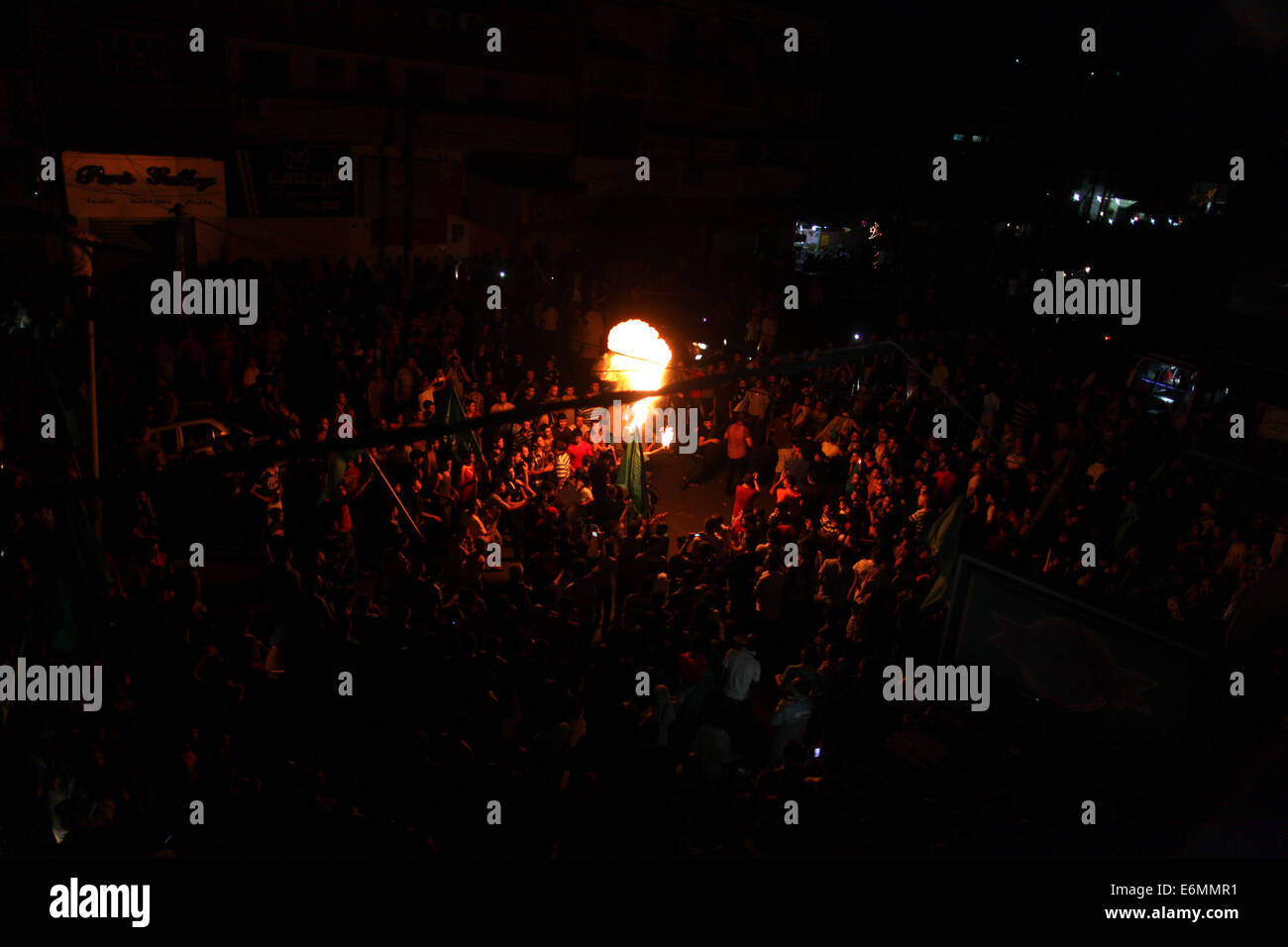 Gaza. 26. August 2014. Palästinenser feiern den Waffenstillstand zwischen Palästinensern und Israelis in Gaza-Stadt, am 26. August 2014. Ein neue Gaza-Waffenstillstand trat in Kraft am Dienstag um 19:00 Ortszeit, nachdem eine Vereinbarung, durch Ägypten, vermittelt zwischen Israel und den palästinensischen Gruppen, einschließlich der Hamas-Bewegung erreicht. Bildnachweis: Wissam Nassar/Xinhua/Alamy Live-Nachrichten Stockfoto