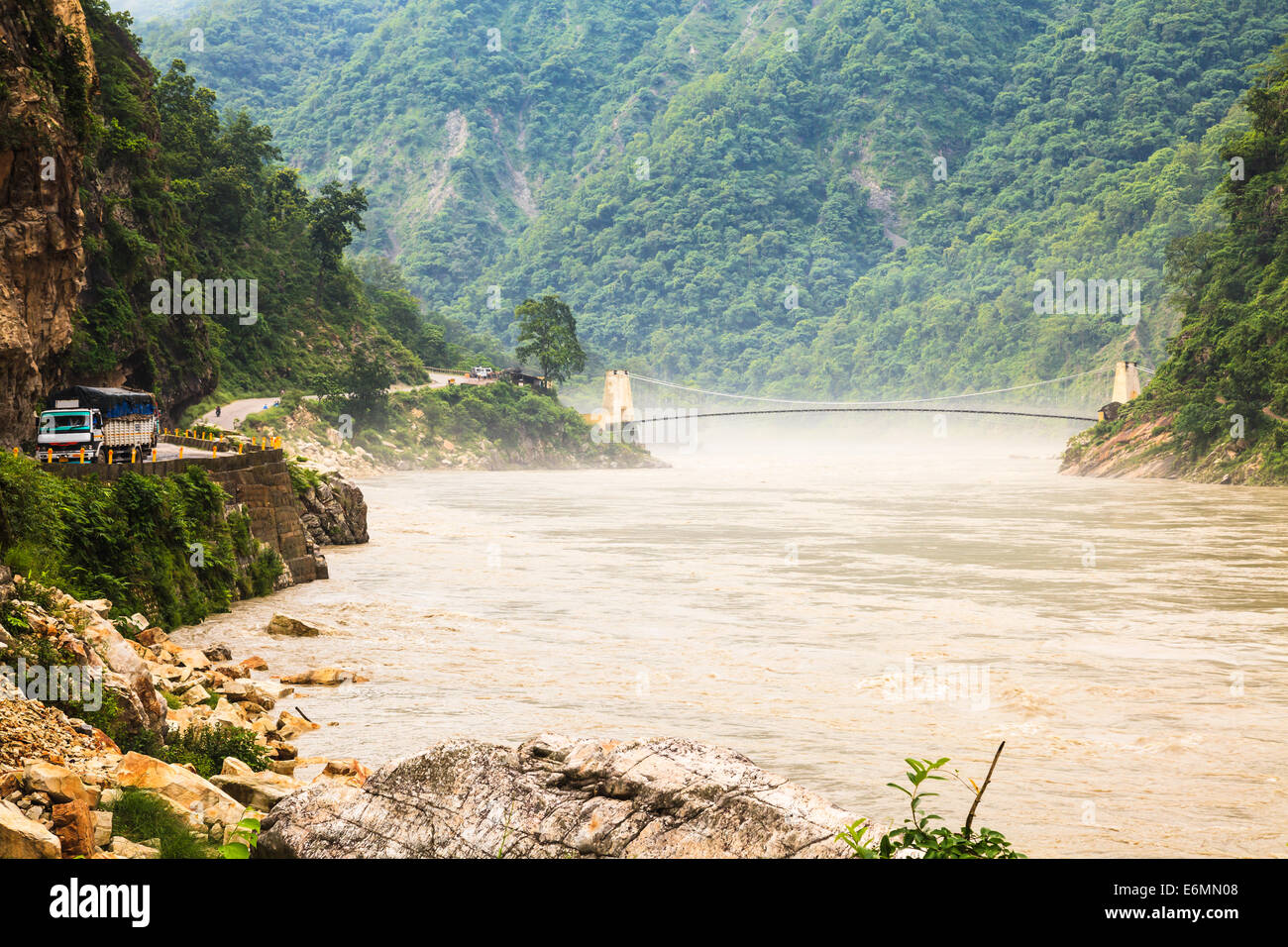 Brücke über den Ganges in Indien nach starkem Regen. Stockfoto