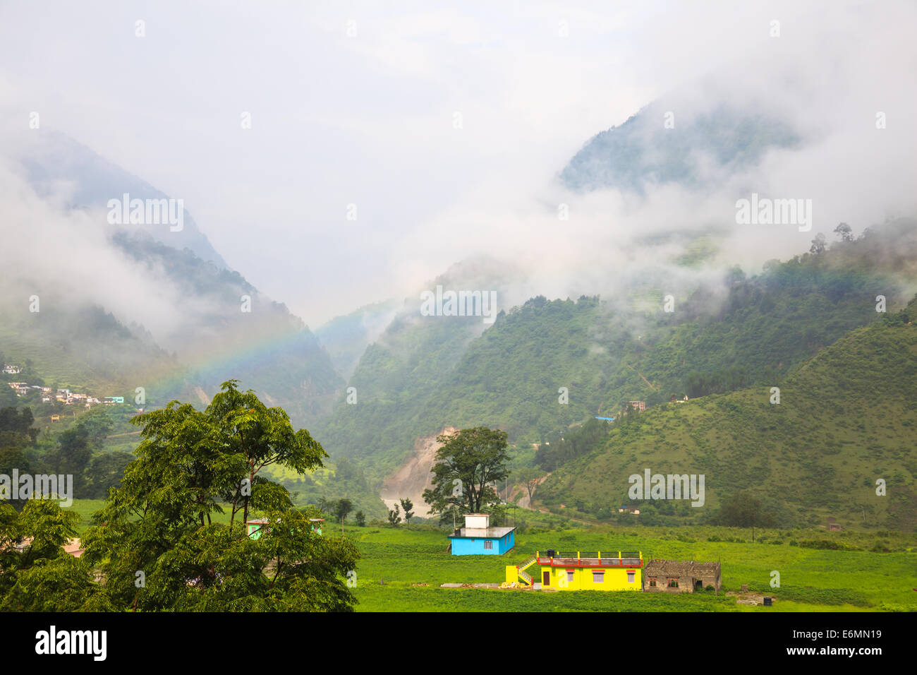 Regenbogen am Himalaya-Bergdorf Stockfoto