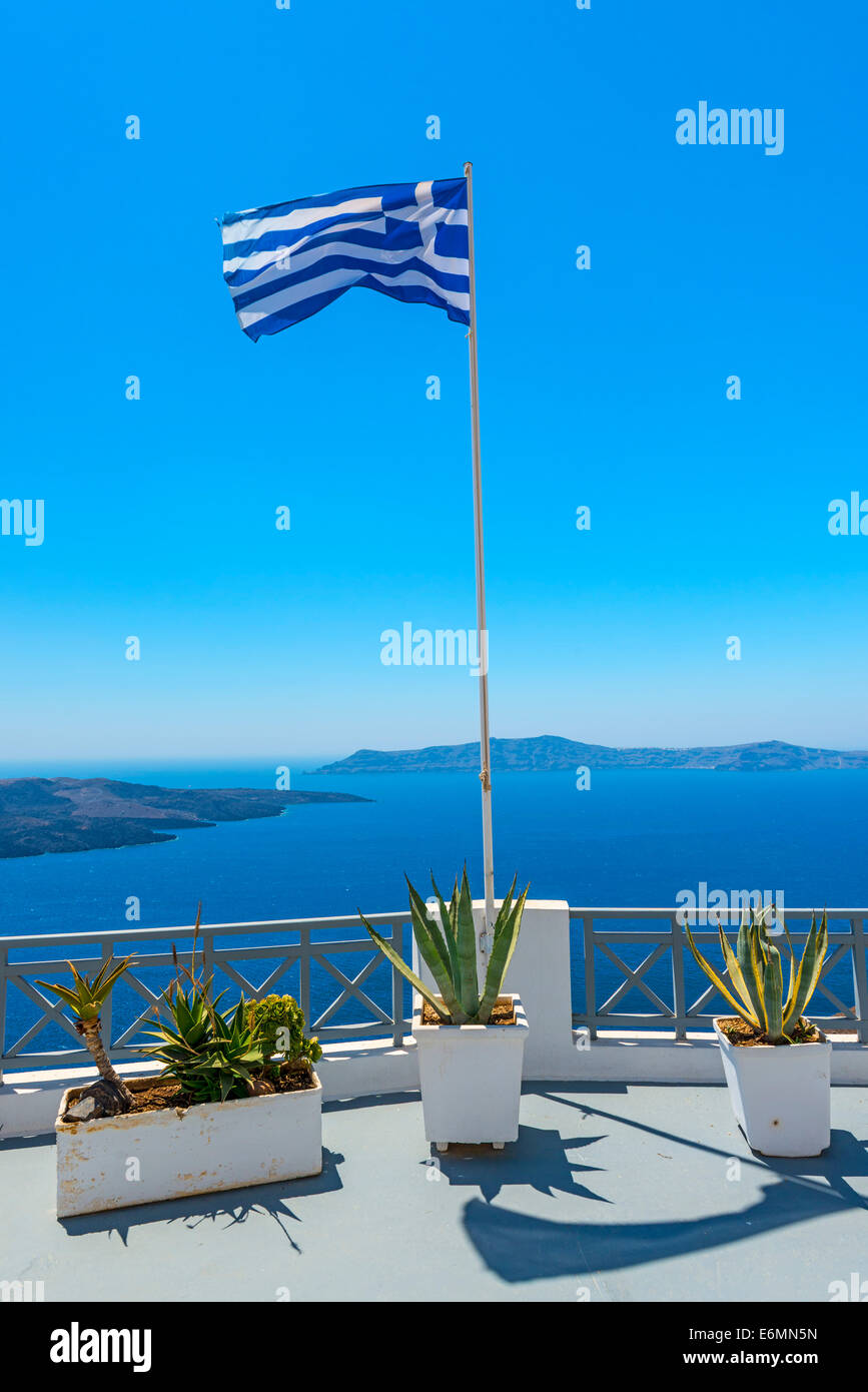 Winken griechische Flagge mit Blick auf das Meer in Santorin, Griechenland Stockfoto
