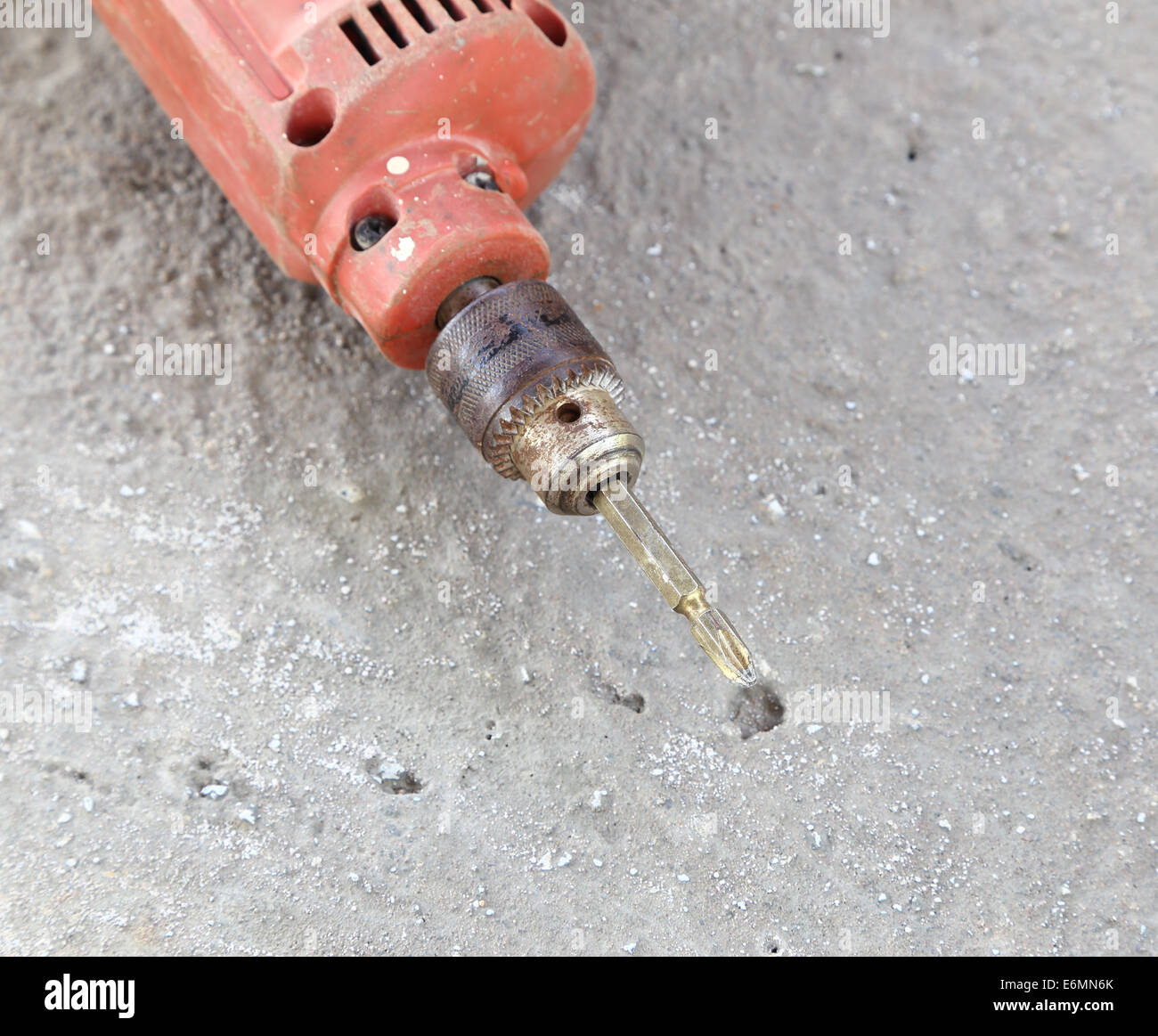 alte Bohrmaschine mit konkreten Hintergrund Stockfoto