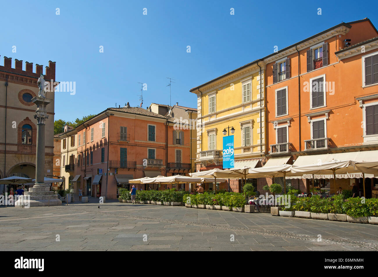 Kaffeehäuser auf der Piazza del Popolo, Ravenna, Adria, Region Emilia-Romagna, Italien Stockfoto