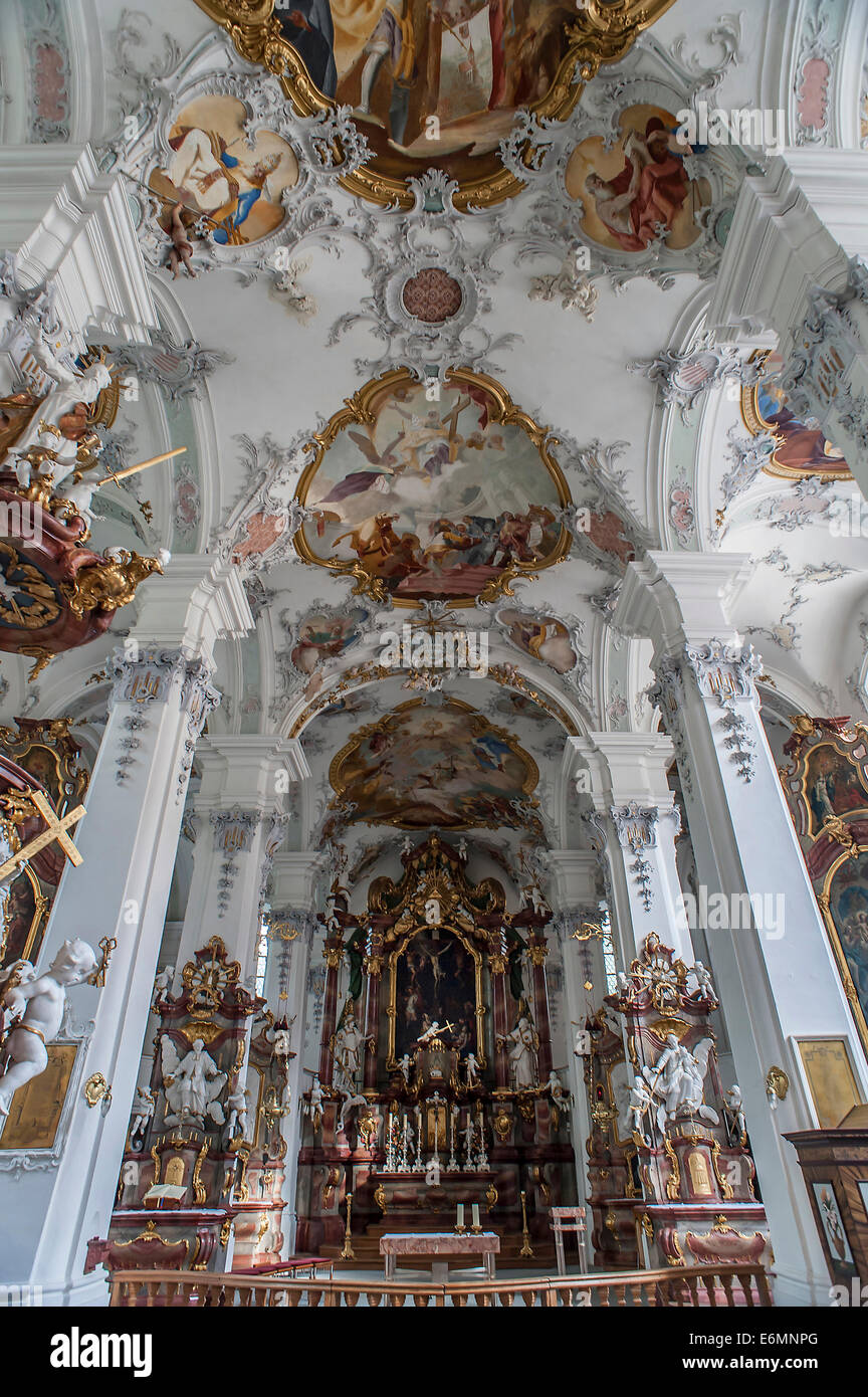 Rokoko-Stil Deckenfresken und Chor, St.-Georgs-Kloster, Isny, Allgäu, Bayern, Deutschland. Stockfoto