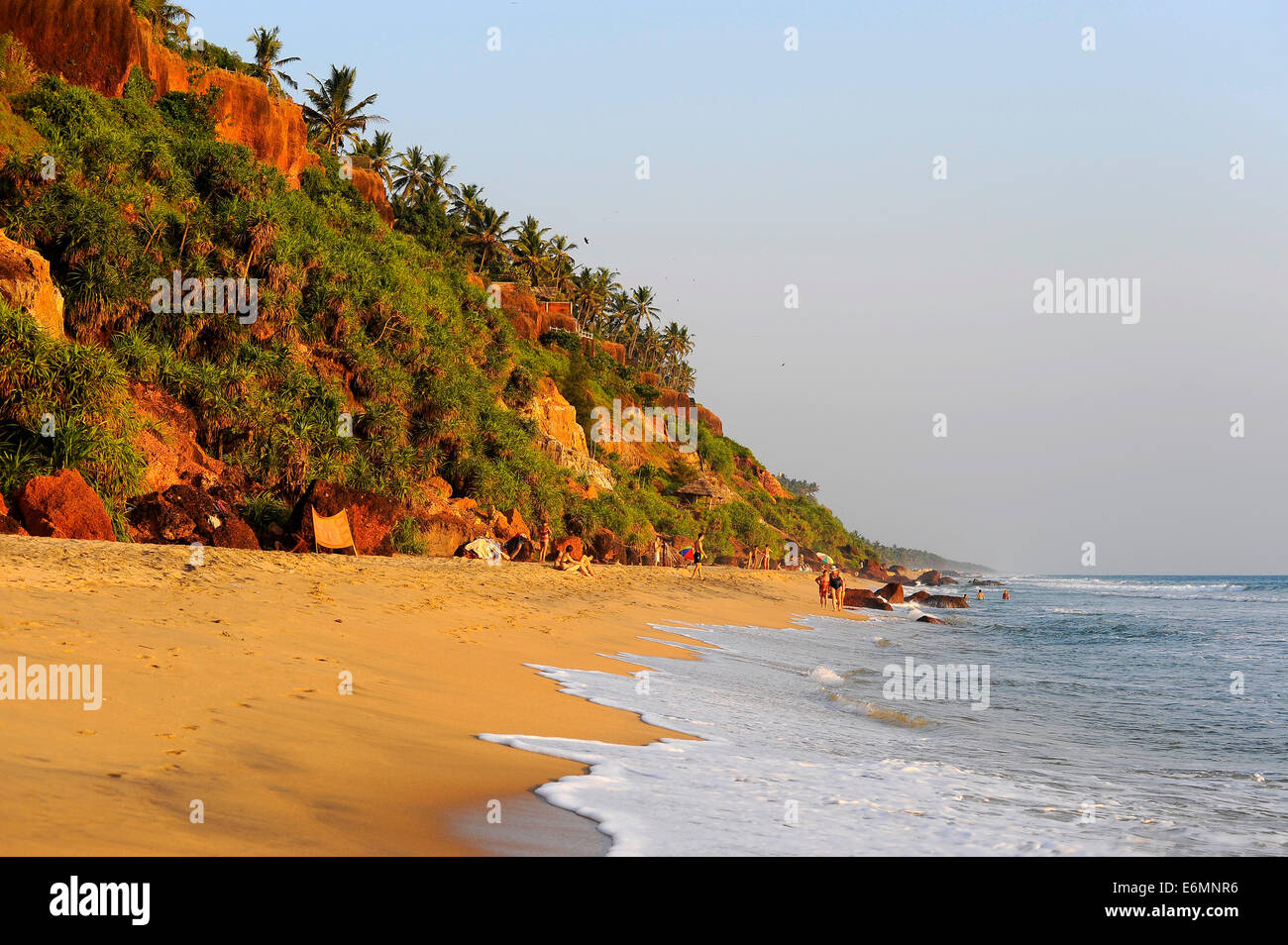 Strand mit roten Klippen, South Cliff, Arabisches Meer, Varkala, Kerala, Südindien, Indien Stockfoto