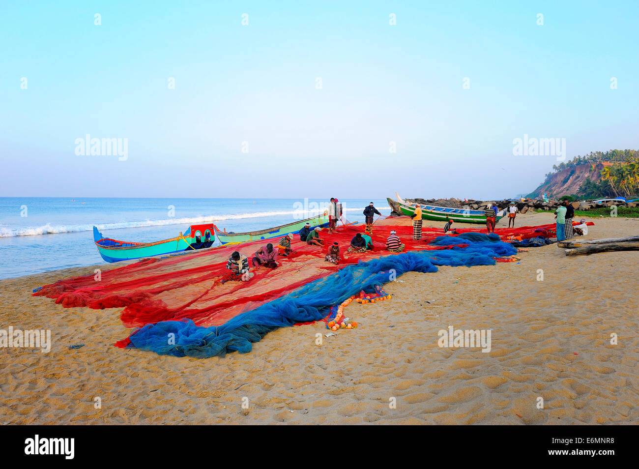 Fischer reparieren Netze am Strand, Arabisches Meer, Varkala, Kerala, Südindien, Indien Stockfoto