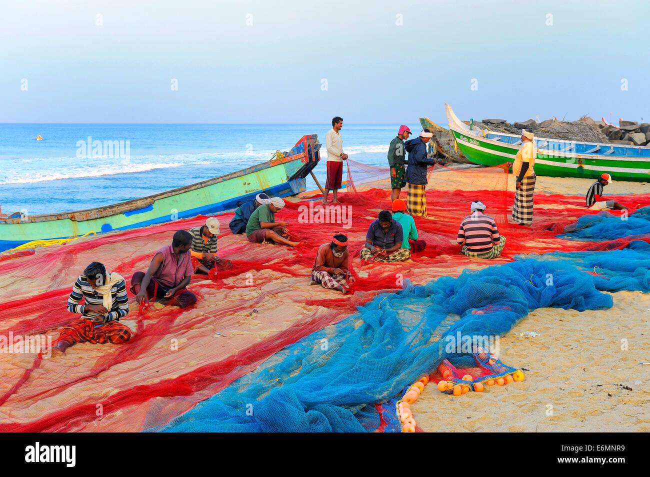 Fischer reparieren Netze am Strand, Arabisches Meer, Varkala, Kerala, Südindien, Indien Stockfoto