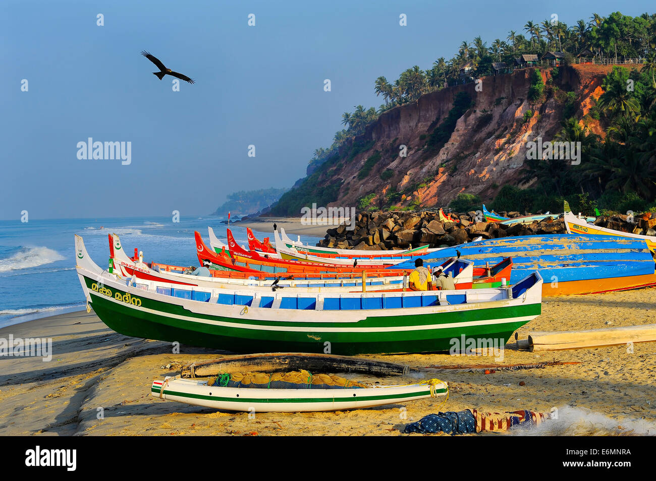 Angelboote/Fischerboote am Strand, Arabisches Meer, Varkala, Kerala, Südindien, Indien Stockfoto