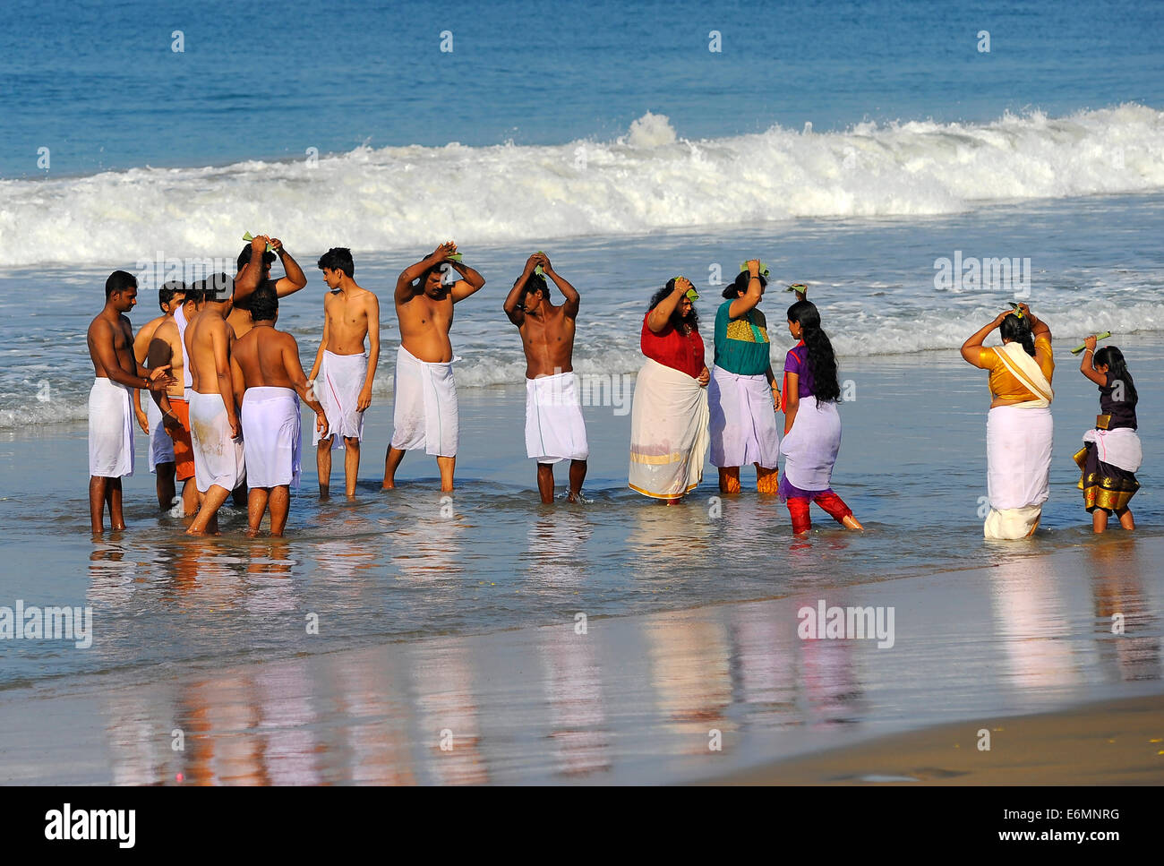 Trauerfeier am Strand, Arabisches Meer, Varkala, Kerala, Südindien, Indien Stockfoto