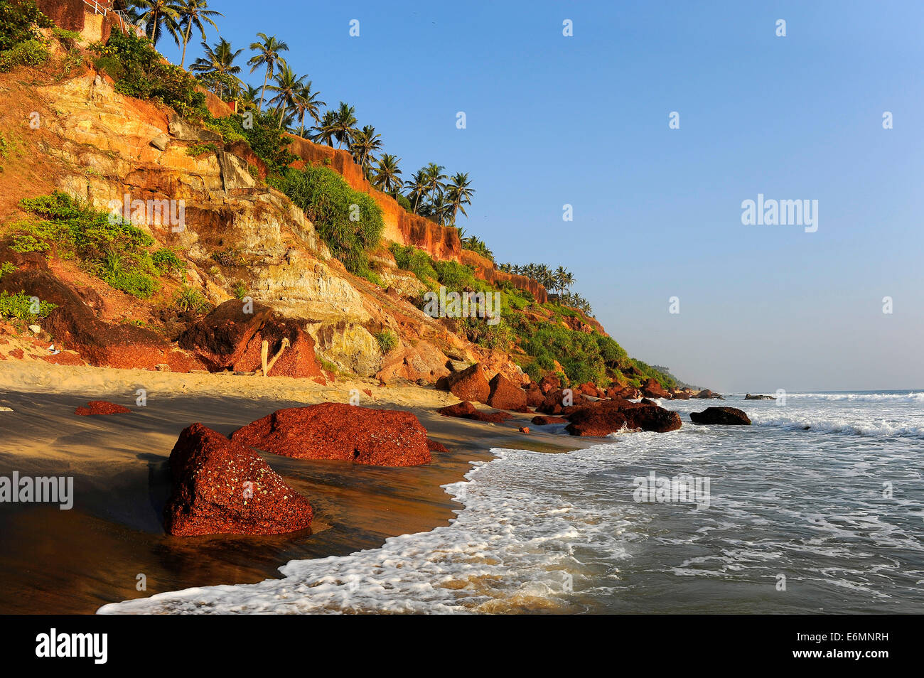 Rote Klippen, South Cliff, Arabisches Meer, Varkala, Kerala, Südindien, Indien Stockfoto