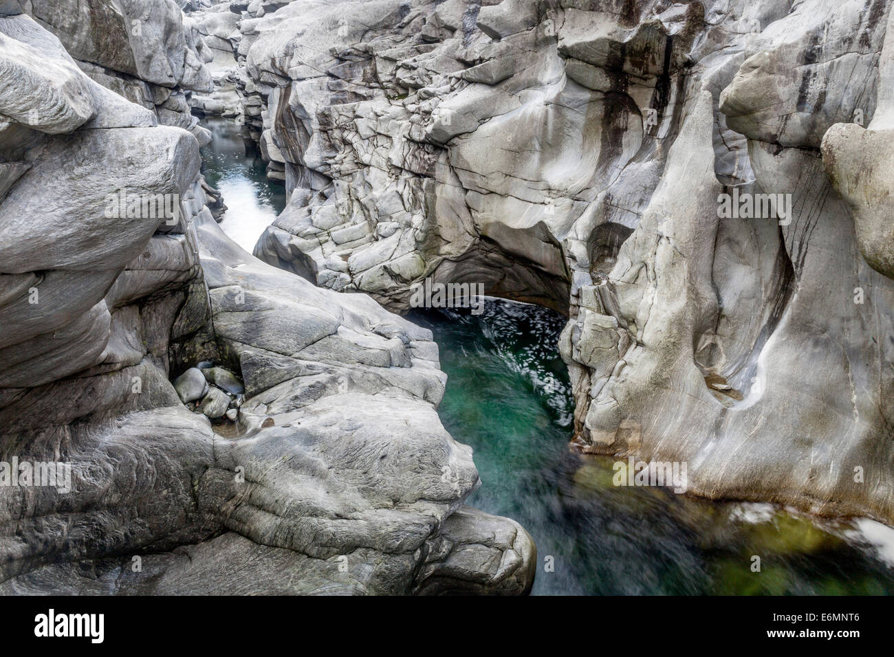 Granit Felsformationen im Fluss Maggia im Maggiatal, Valle Maggia, Ponte Brolla, Kanton Tessin, Schweiz Stockfoto