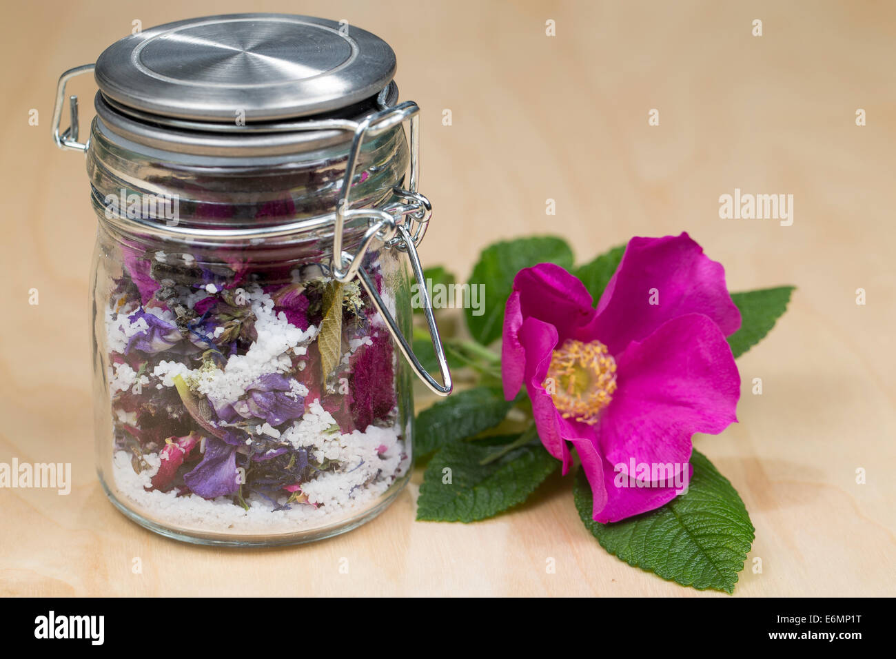 Salz, Salz gewürzt mit Kräutern und Blumen, Blüten, Blütenblättern, Blütensalz, Blütensalz, Gewürzsalz Stockfoto