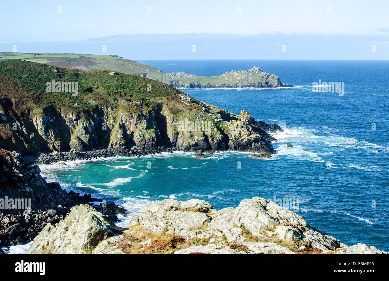 Blick in Richtung Knurrhahn Kopf von Zennor Kopf in Cornwall, Großbritannien Stockfoto