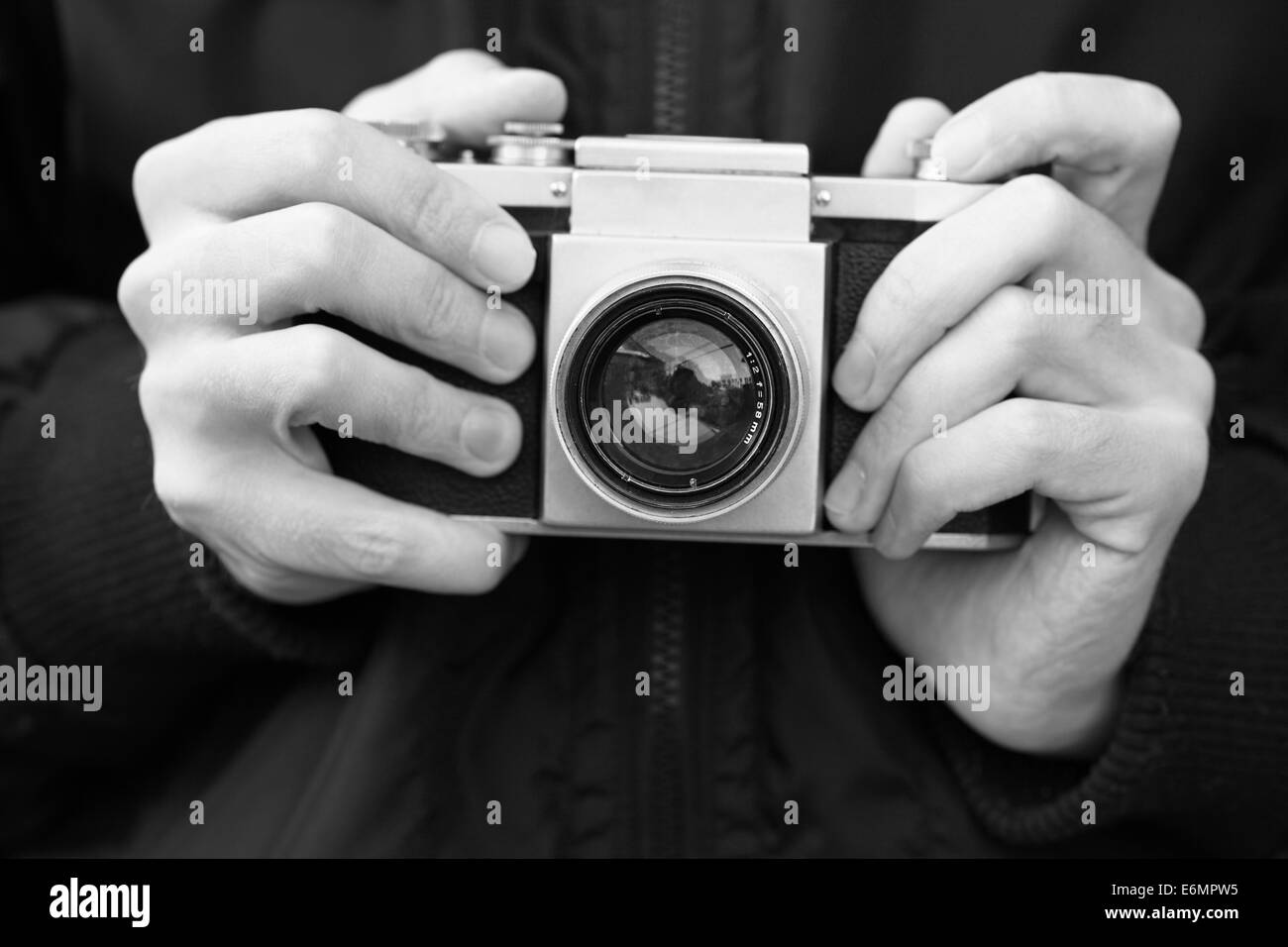 Alten Film-Kamera in den Händen des Fotografen. 1940-Retro-Stil-Bilder. Close-up. (Schwarz und weiß). Stockfoto