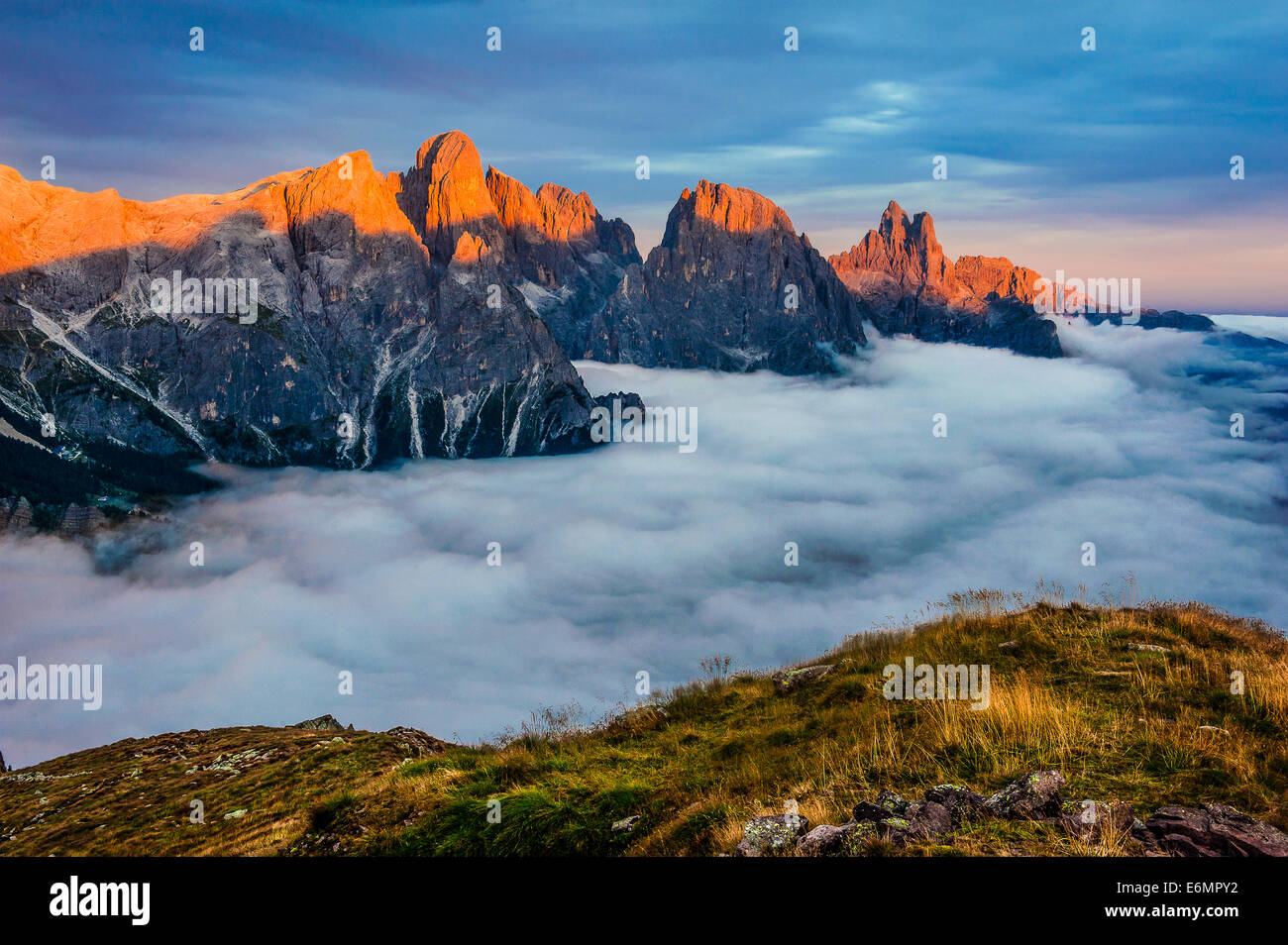 Pale di San Martino (Dolomiten): der Blick auf den Sonnenuntergang über dem San Martino di Castrozza der Hochebene Stockfoto