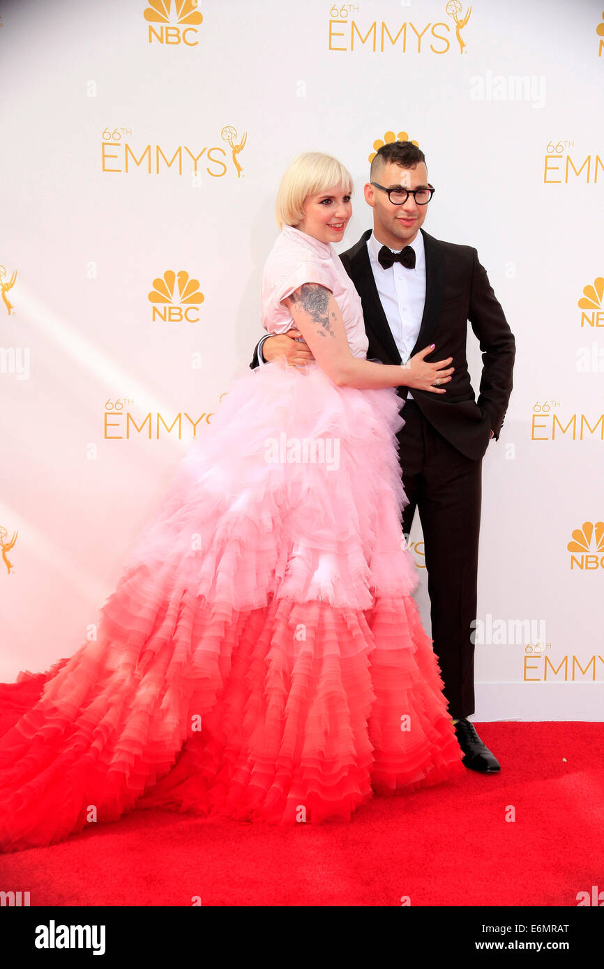 Los Angeles, Kalifornien. 25. August 2014. Lena Dunham und Jack Antonoff besuchen die 66th Annual Primetime Emmy Awards im Nokia Theatre L.A. Live am 25. August 2014 in Los Angeles, Kalifornien. / Picture Alliance © Dpa/Alamy Live-Nachrichten Stockfoto