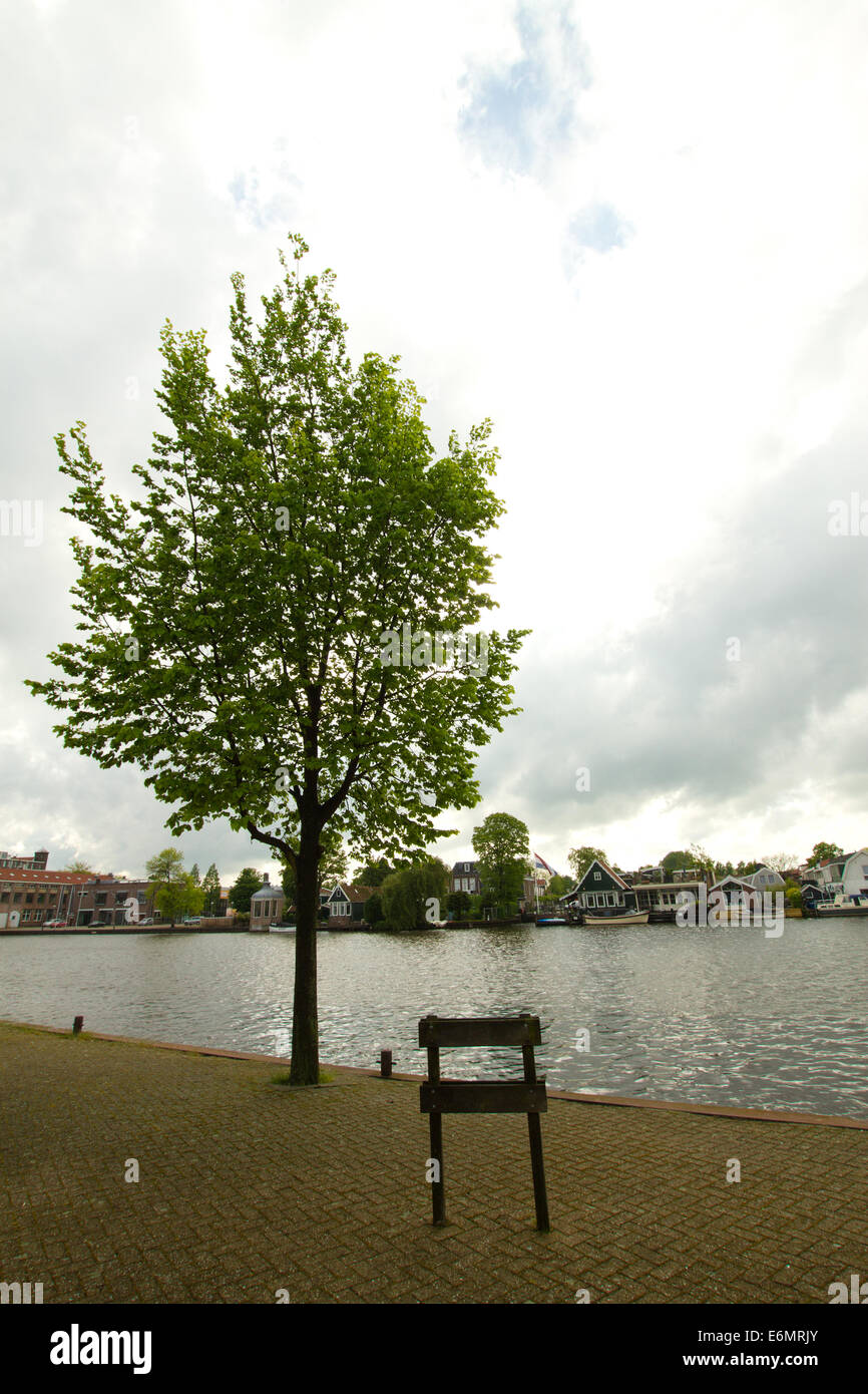 niederländische Landschaft von kleinen Häusern und alten Kanal in Zaanse, Niederlande Stockfoto