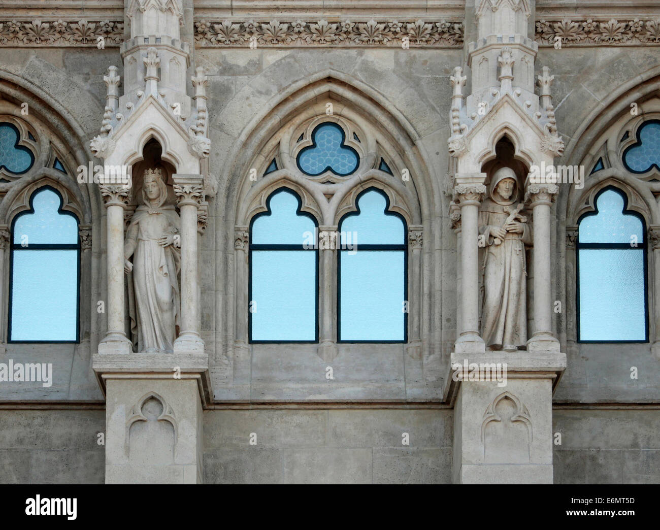 Kirche außen Ornamente, Statuen und Renaissance-Fenster. Stockfoto