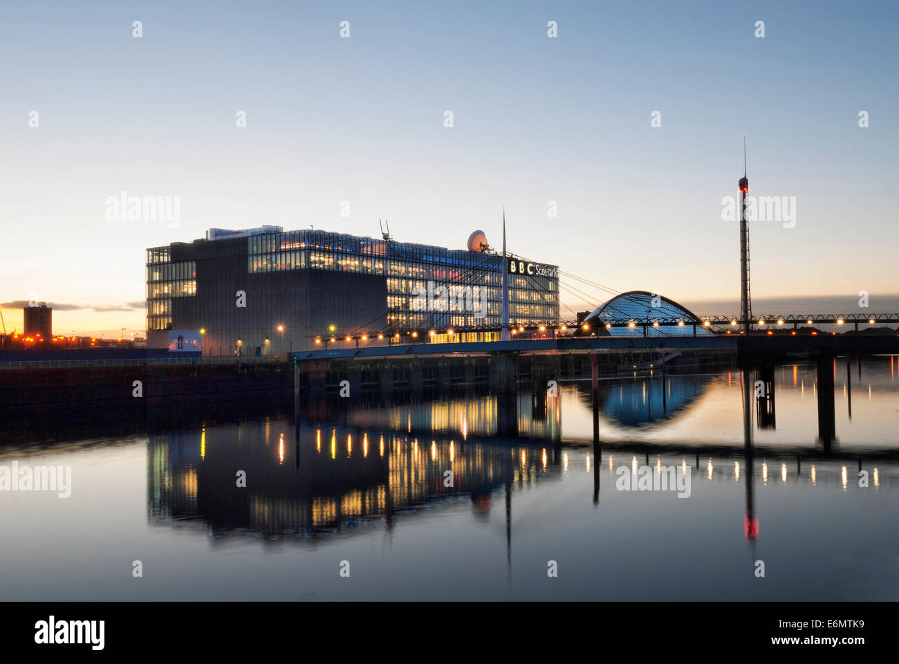 Nacht-Foto des Glasgow Science Centre und Tower mit BBC Scotland Sitz. Stockfoto