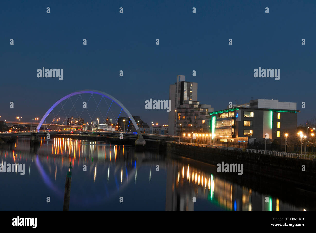 Nacht-Foto des River Clyde und Clyde Arc (Squinty Brücke) Brücke Glasgow. Stockfoto