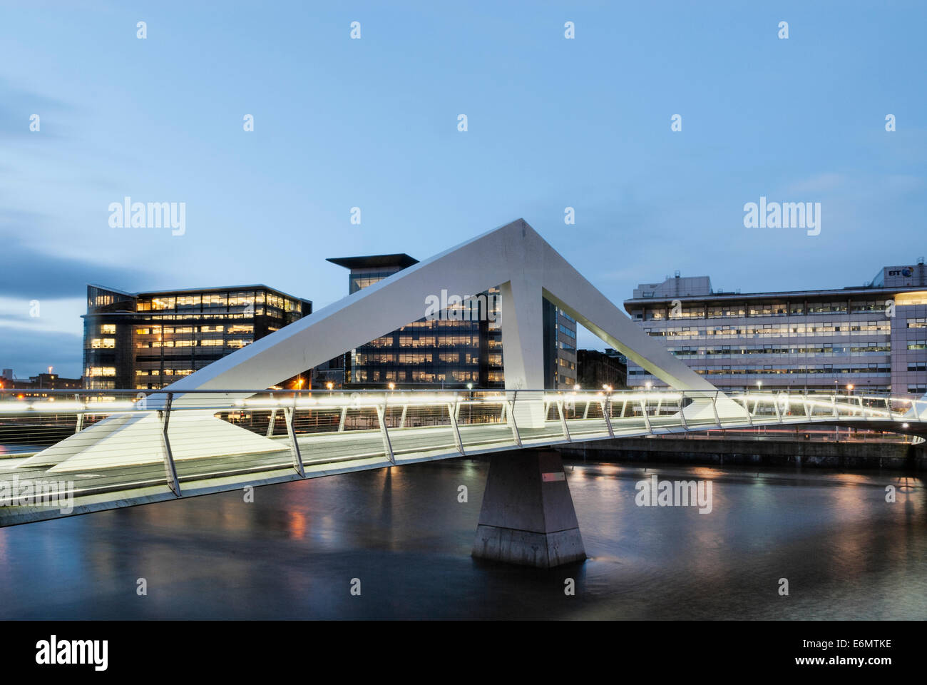 Nacht-Foto von der Squiggly Brücke über den River Clyde im Zentrum von Glasgow. Stockfoto