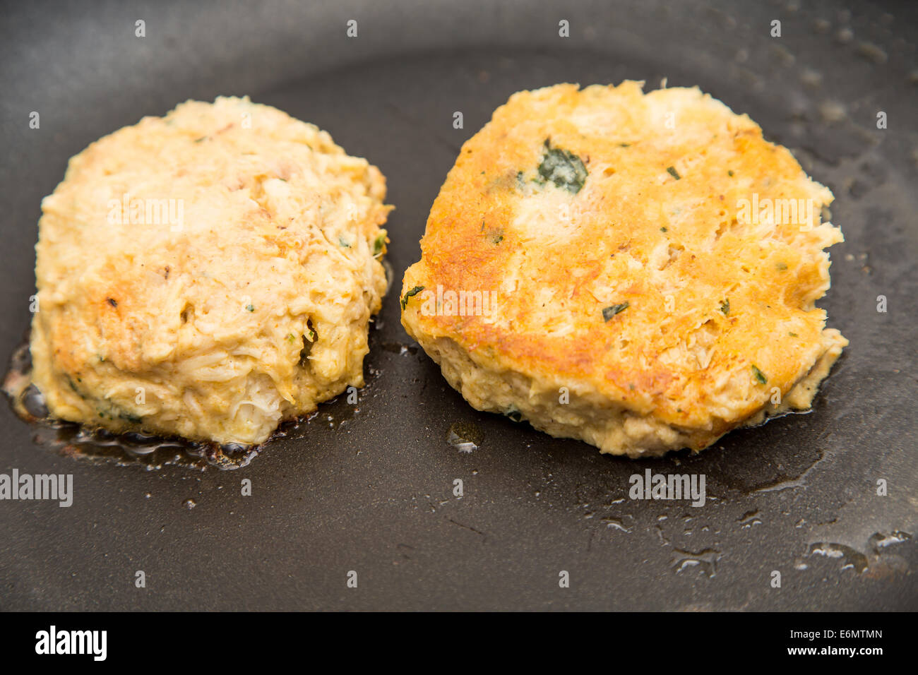 Frische Krabbenkuchen in heißem Öl in einer Pfanne bräunen Stockfoto