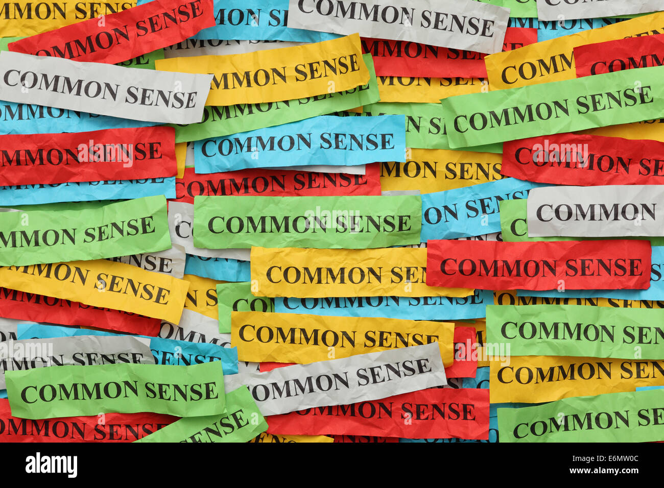 Haufen von Notizen auf bunten Papier mit Wort "Common Sense". Stockfoto