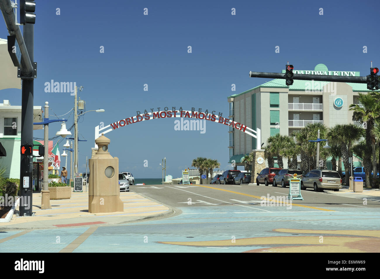 Fast menschenleere Straßeneinfahrt zum Daytona Beach, Florida, USA Stockfoto