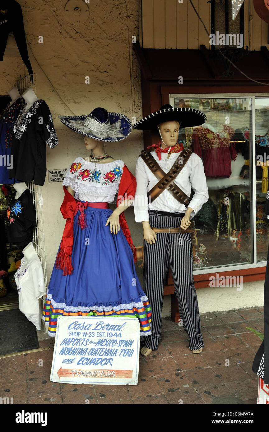 Schaufensterpuppen gekleidet in mexikanische Kleidung, Calle Olvera oder Olvera Street. El Pueblo de Los Angeles Historic Monument, Los Angeles Stockfoto