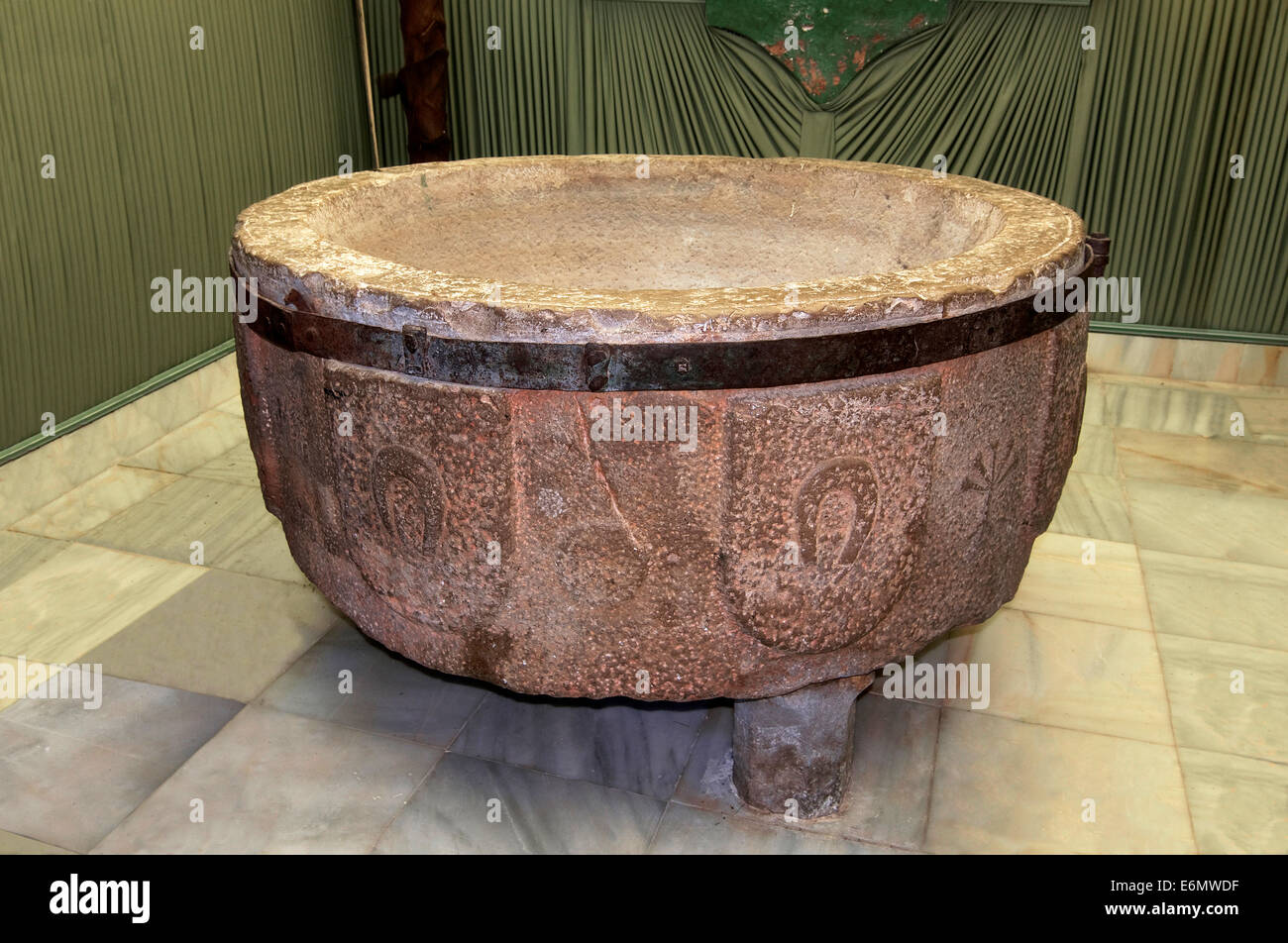 mittelalterliches-taufbecken-fotos-und-bildmaterial-in-hoher