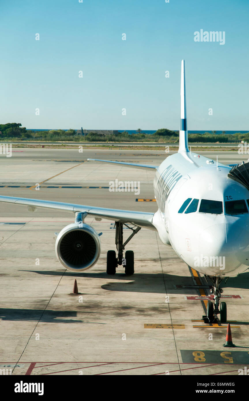 geparkte Flugzeug bereit, Touristen abholen Stockfoto