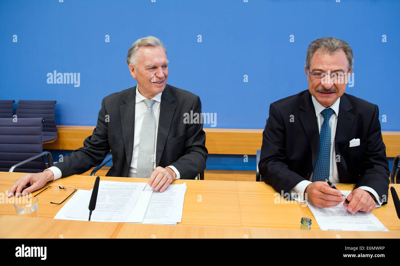 Berlin, Deutschland. 27. August 2014. Präsident des Bundeskriminalamtes Jörg Ziercke (L) und Dieter Kempf, Vorstandsvorsitzender der Branchenverband Bitkom präsentieren die neue Übersicht über die Situation von Cyber- und Computerkriminalität 2013/2014 im Rahmen einer Pressekonferenz in Berlin, Deutschland, 27. August 2014. Die Übersicht informiert über die Entwicklungen und beschreibt die Gewalt und Schadenspotential von Cyber-Kriminalität und ihre Bedeutung für die Kriminalität in Deutschland. Foto: Bernd von Jutrczenka/Dpa/Alamy Live News Stockfoto