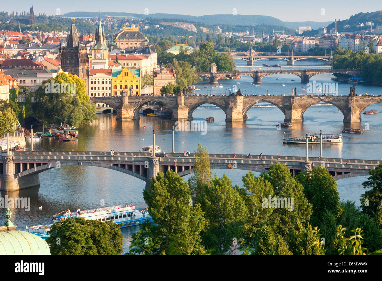 Tschechische Republik, Prag - Brücken über den Fluss Vltava und Bootsverkehr. Stockfoto