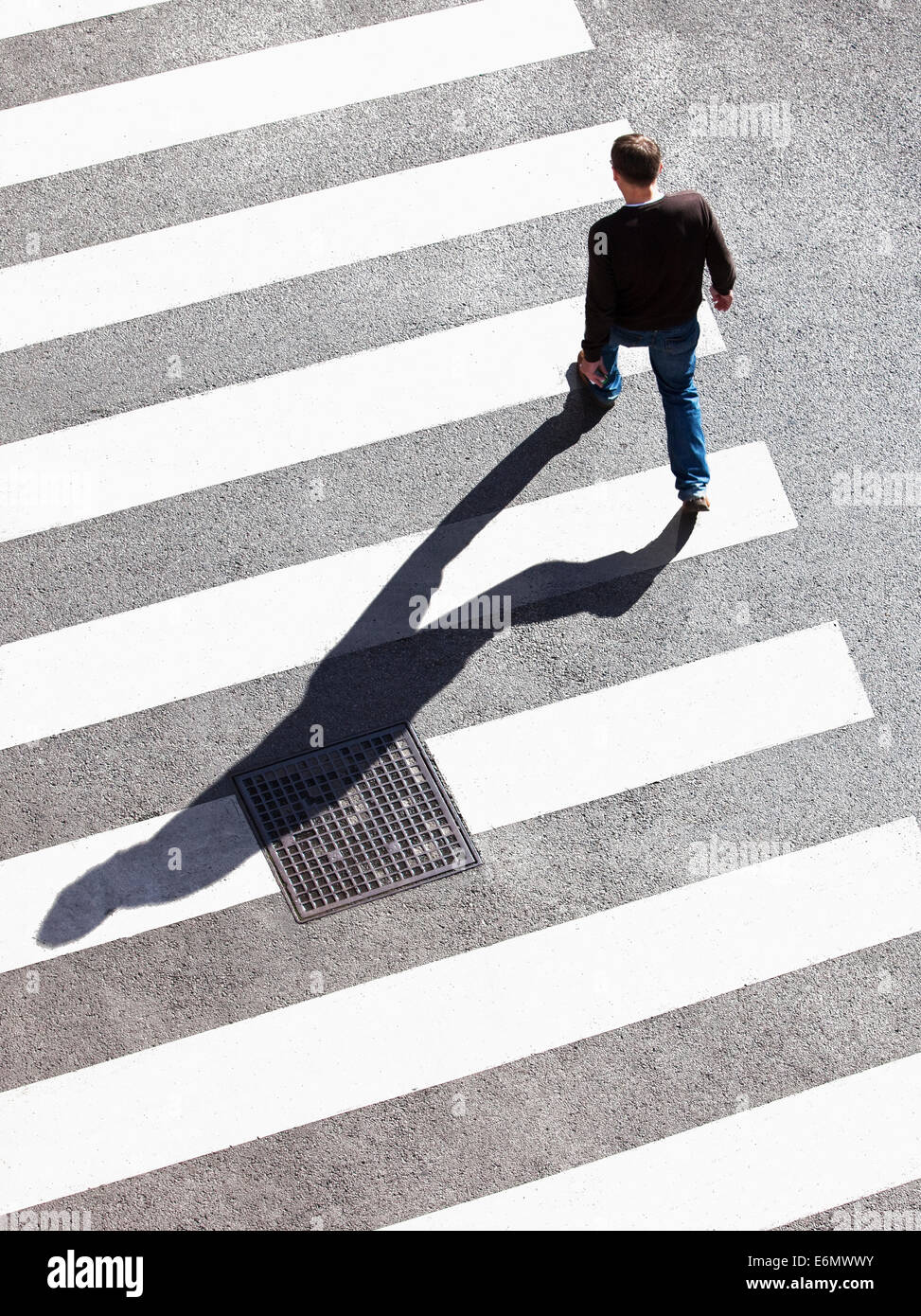 Fußgängerüberweg der Straße am Zebrastreifen. Stockfoto