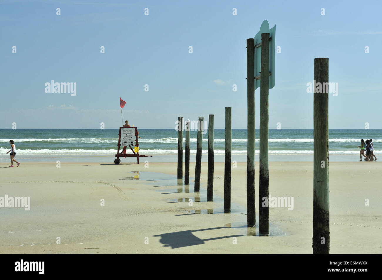 Rettungsschwimmer und vertikalen Pfosten auf Daytona Beach, Florida, USA Stockfoto