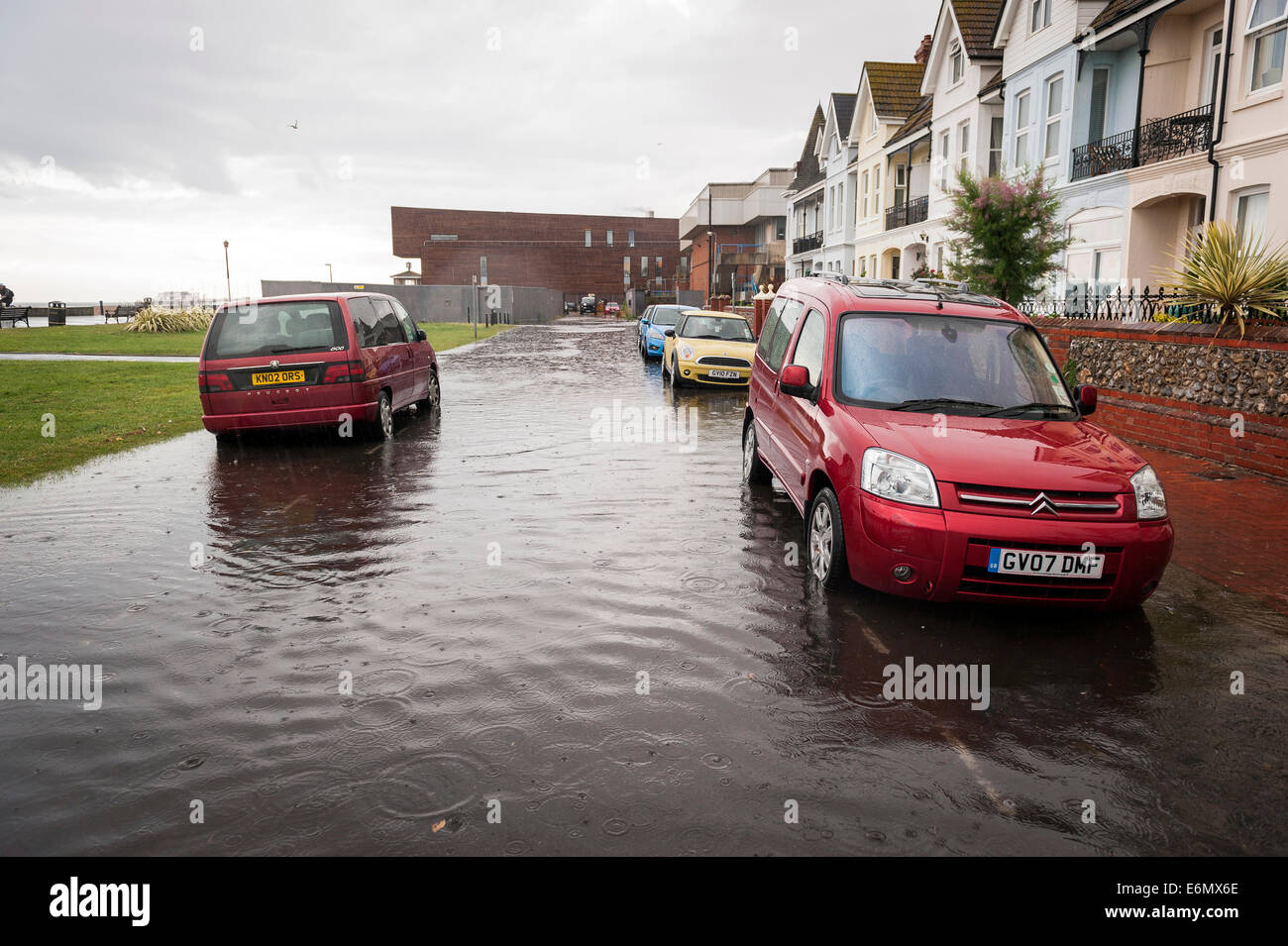 Lokale Überschwemmungen auf Worthing Strandpromenade nach sehr schweren Sommer Niederschläge Gullys überlädt. Stockfoto