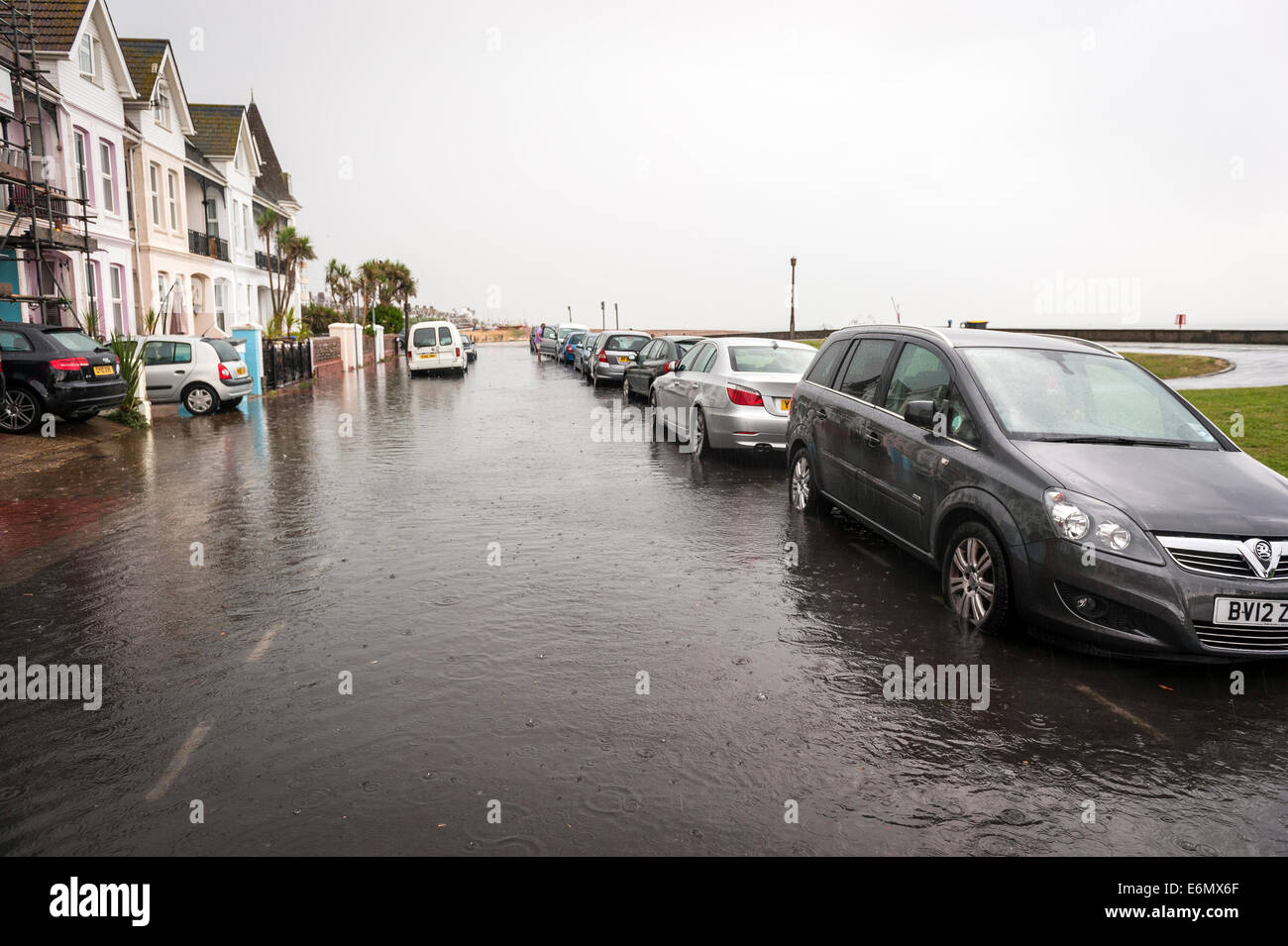 Lokale Überschwemmungen auf Worthing Strandpromenade nach sehr schweren Sommer Niederschläge Gullys überlädt. Stockfoto