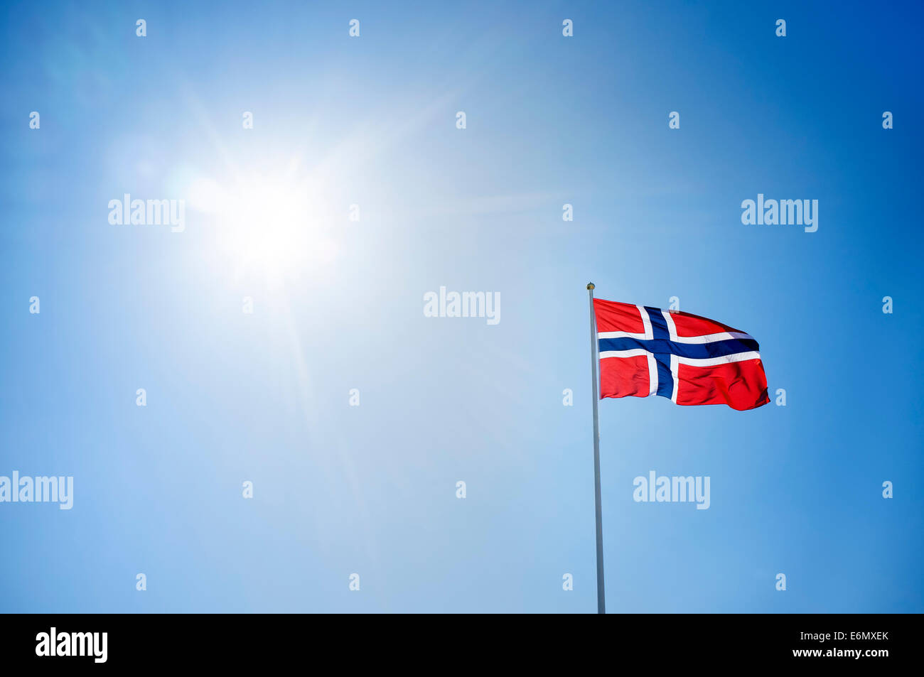 Die Flagge von Norwegen gegen sonnigen Himmel. Stockfoto