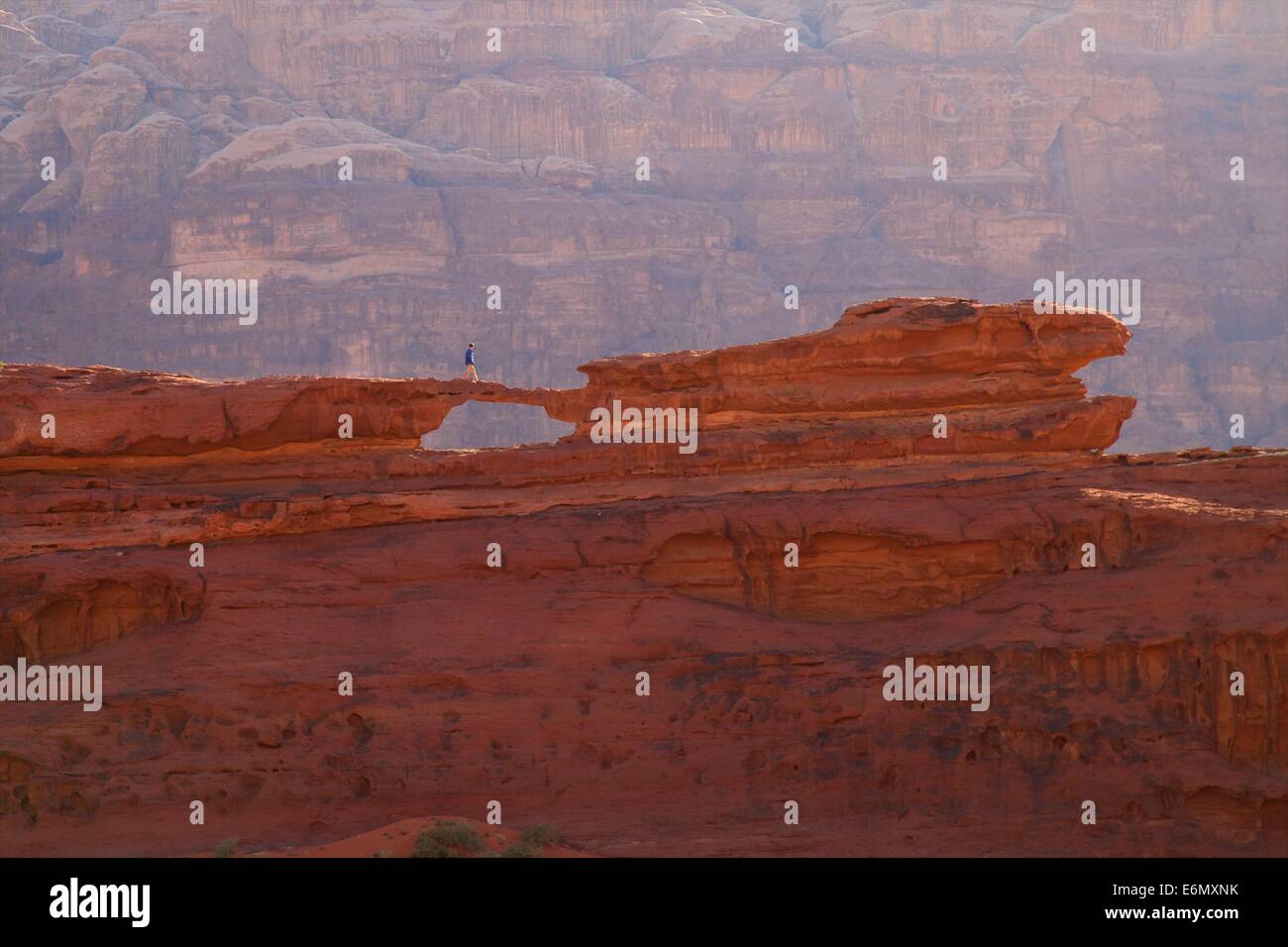 Tourist in Wadi Rum, Jordanien, Naher Osten Stockfoto