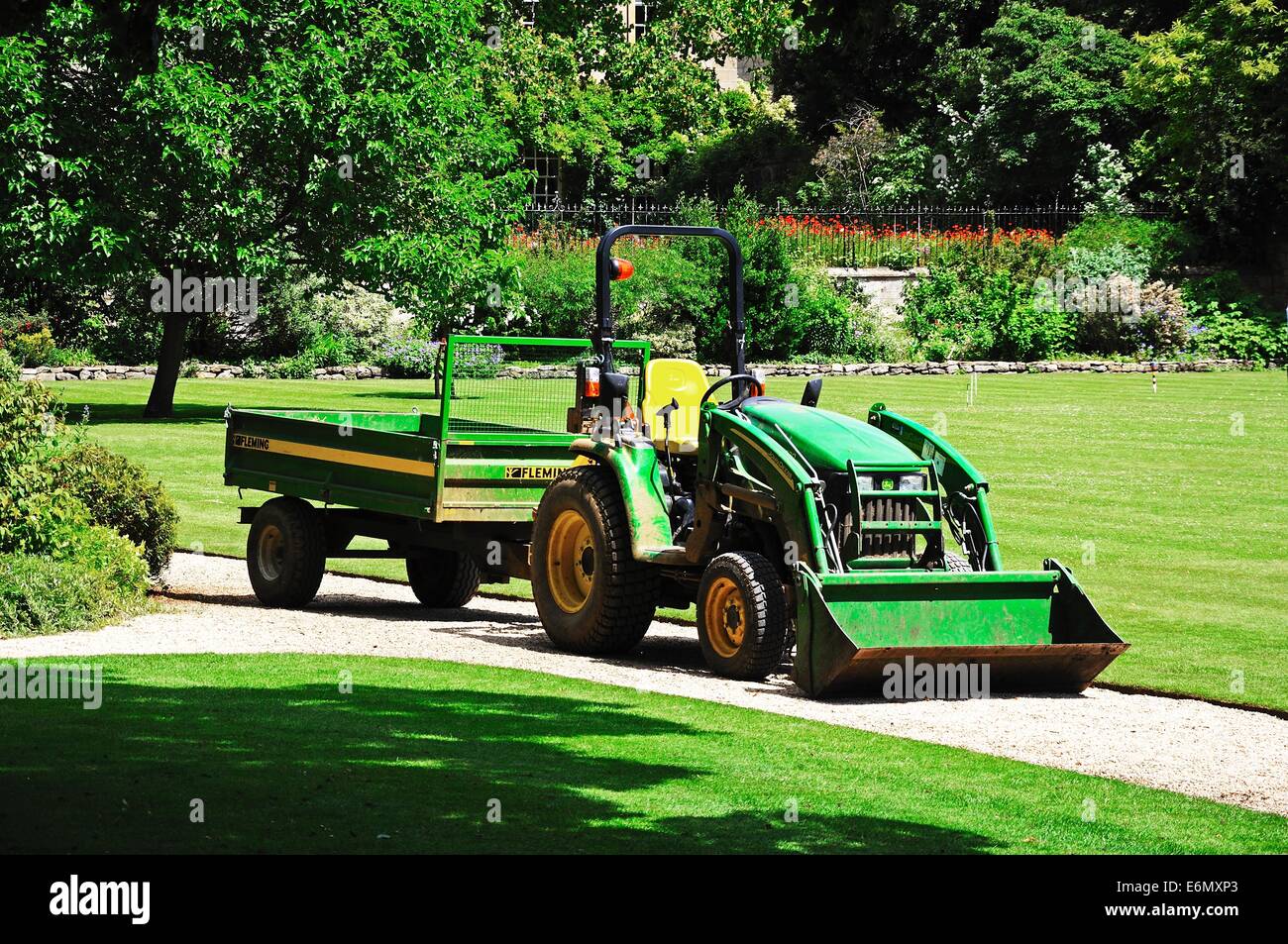 Grüne Dienstprogramm Traktor mit front montierten Eimer, Oxford, Oxfordshire, England, Vereinigtes Königreich, West-Europa. Stockfoto