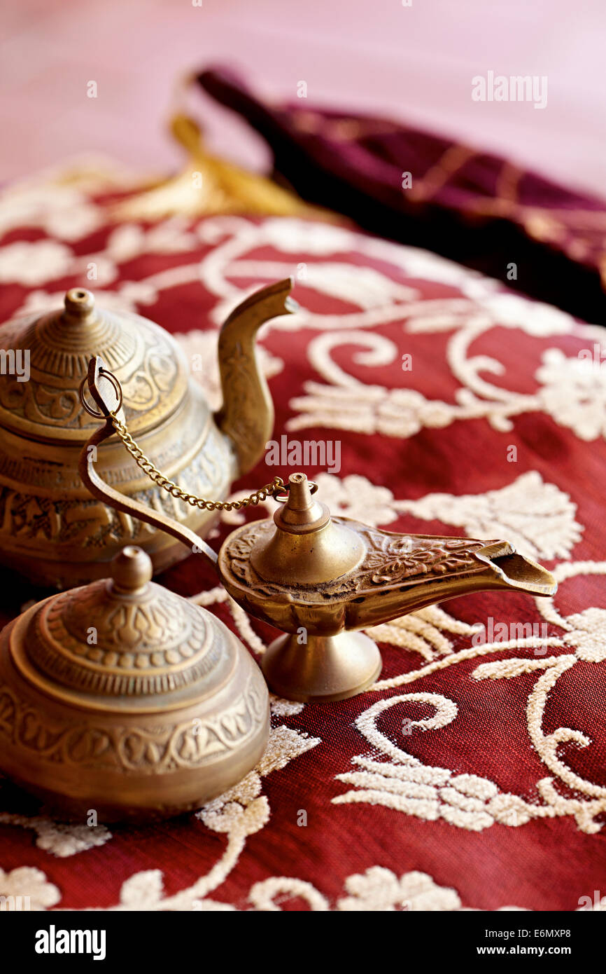 Türkische Teekannen auf dem roten Teppich in Bodrum, Türkei Stockfoto