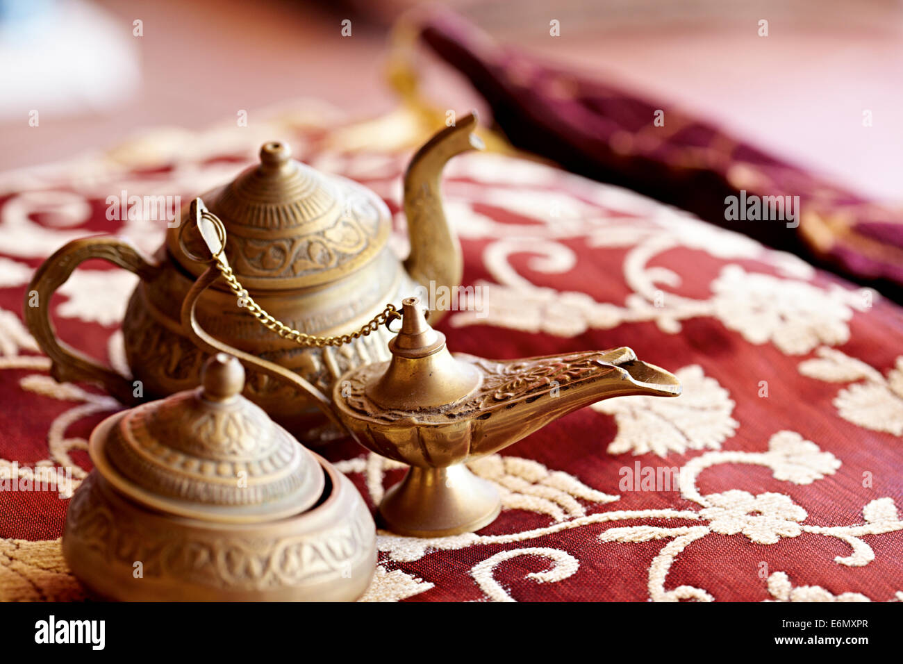 Türkische Teekannen auf rot gemustertem Teppich Stockfoto