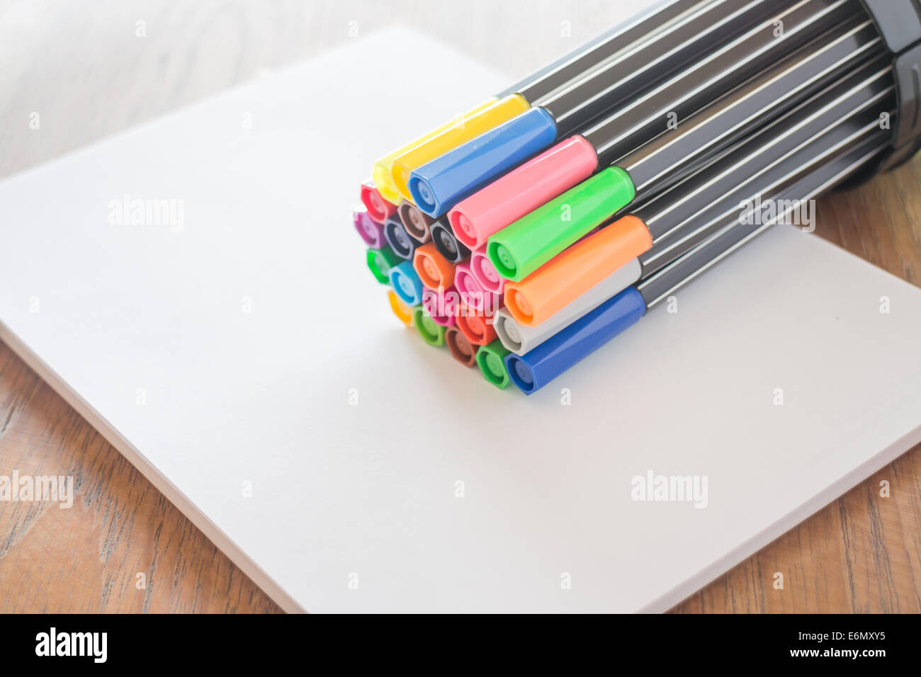 Bunte magische Stifte auf dem Blatt Papier, Foto Stockfoto