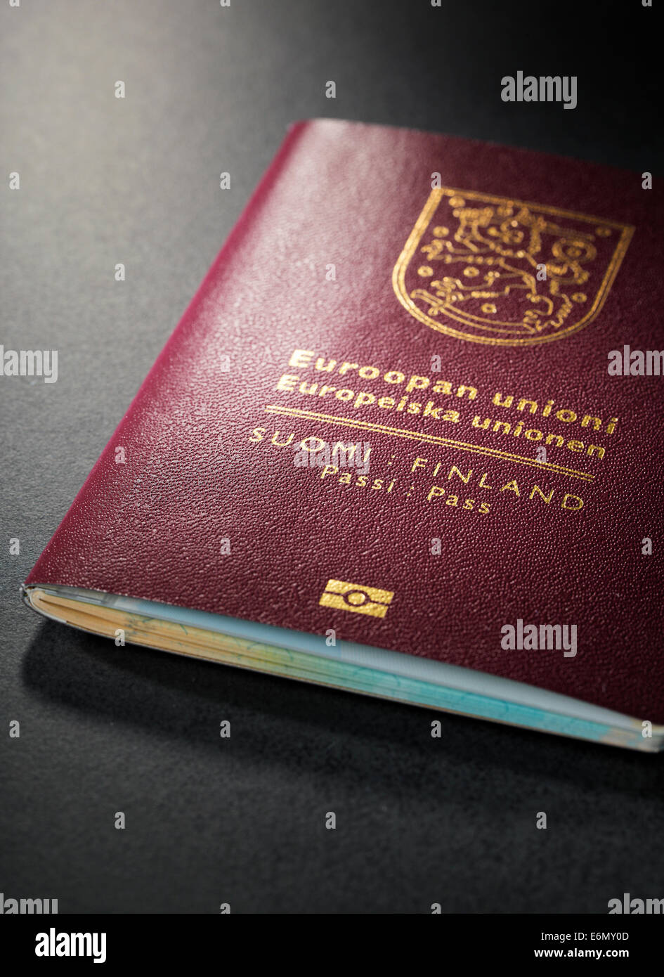 Nahaufnahme von Finnisch (Finnland) Reisepass. Dies ist das neue (2013) Design des Passes. Stockfoto