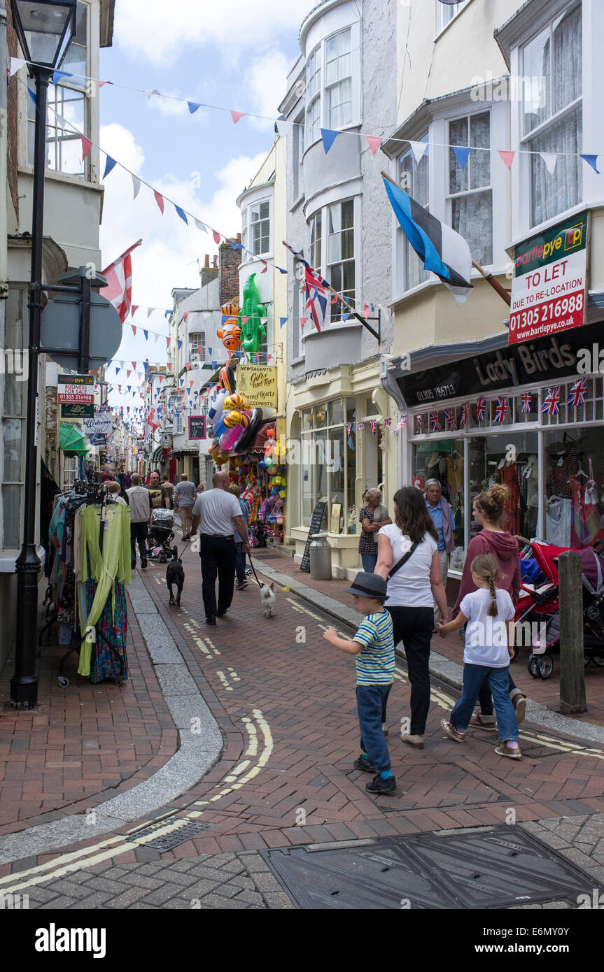 Menschen, die ein Spaziergang durch die belebten Seitenstraße in Weymouth, Dorset UK Stockfoto
