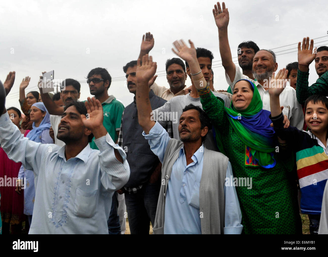 Srinagar, indische verabreicht Kaschmir. 27. August 2014. Kashmiri Moslems, Wellen, die ihre Verwandten nach Abschied für die jährliche Hadsch Pilgerfahrt in die Heilige Stadt des MeccaThe Hağğ Pilgerfahrt erste Batch bestehend aus 270 Pilger links Srinagar für Jeddah heute zu den fünf Säulen des Islam, zieht rund 3 Millionen Muslime weltweit jedes Jahr Credit: Sofi Suhail/Alamy Live-Nachrichten Stockfoto