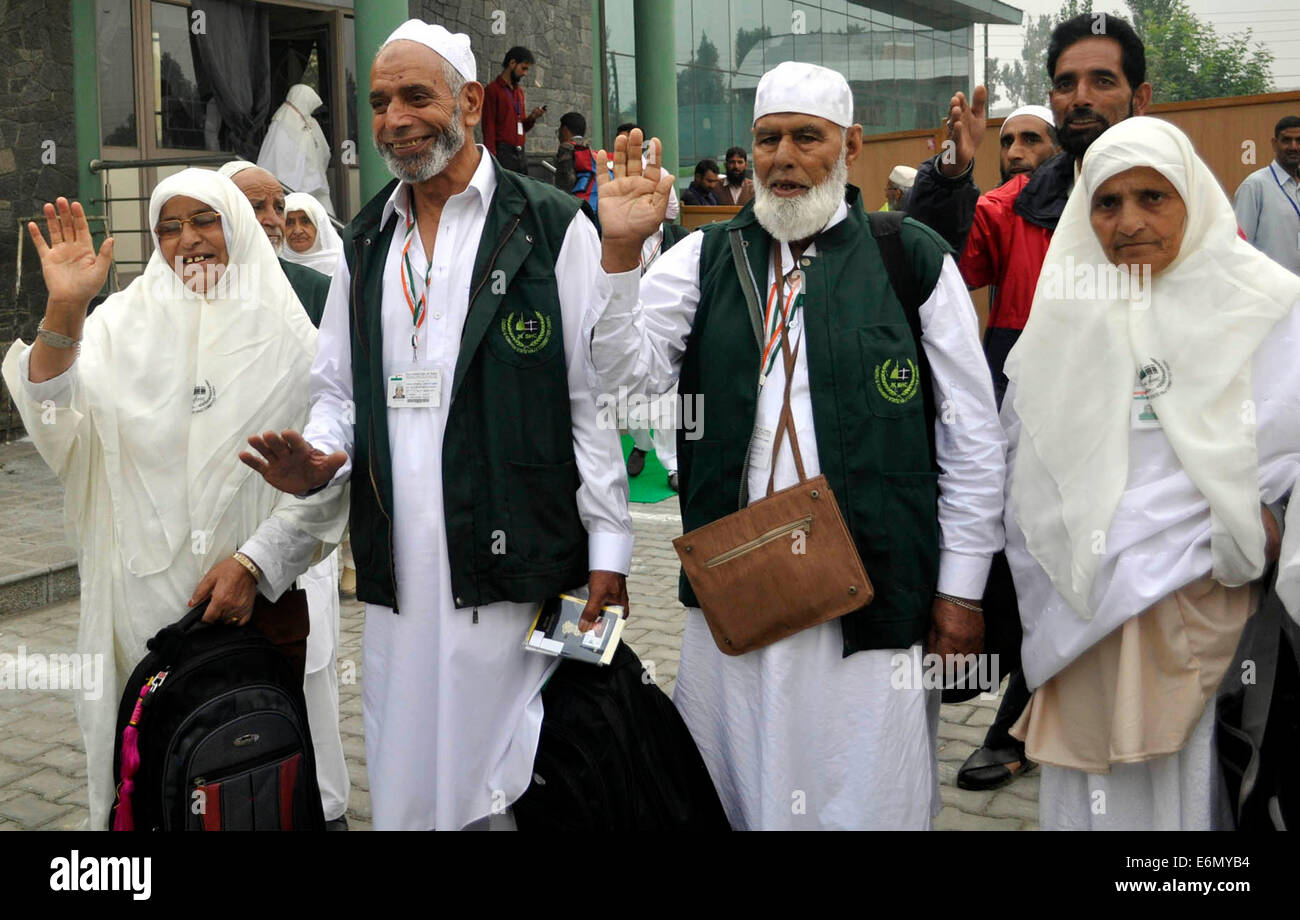 Srinagar, indische verabreicht Kaschmir. 27. August 2014. Kashmiri muslimische Pilger, relative Wellen bevor Blätter für die jährliche Hadsch, die Heilige Stadt Mekka in Srinagar die Hağğ Pilgerfahrt erste Batch bestehend aus 270 Pilger links Srinagar für Jeddah heute zu den fünf Säulen des Islam gehört Pilgern, zieht rund 3 Millionen Muslime weltweit jedes Jahr Credit: Sofi Suhail/Alamy Live-Nachrichten Stockfoto