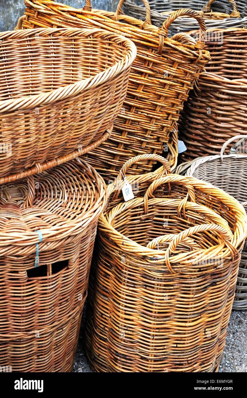 Traditionelle Körbe zum Verkauf vor einem Geschäft entlang der High Street, Burford, Oxfordshire, England, UK, Westeuropa. Stockfoto