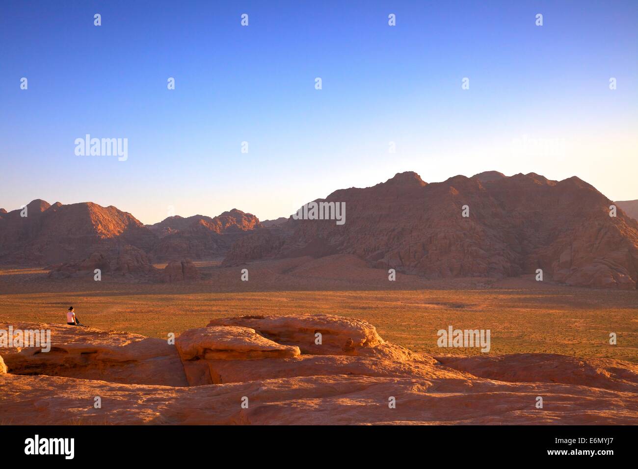 Tourist, Wadi Rum, Jordanien, Naher Osten Stockfoto