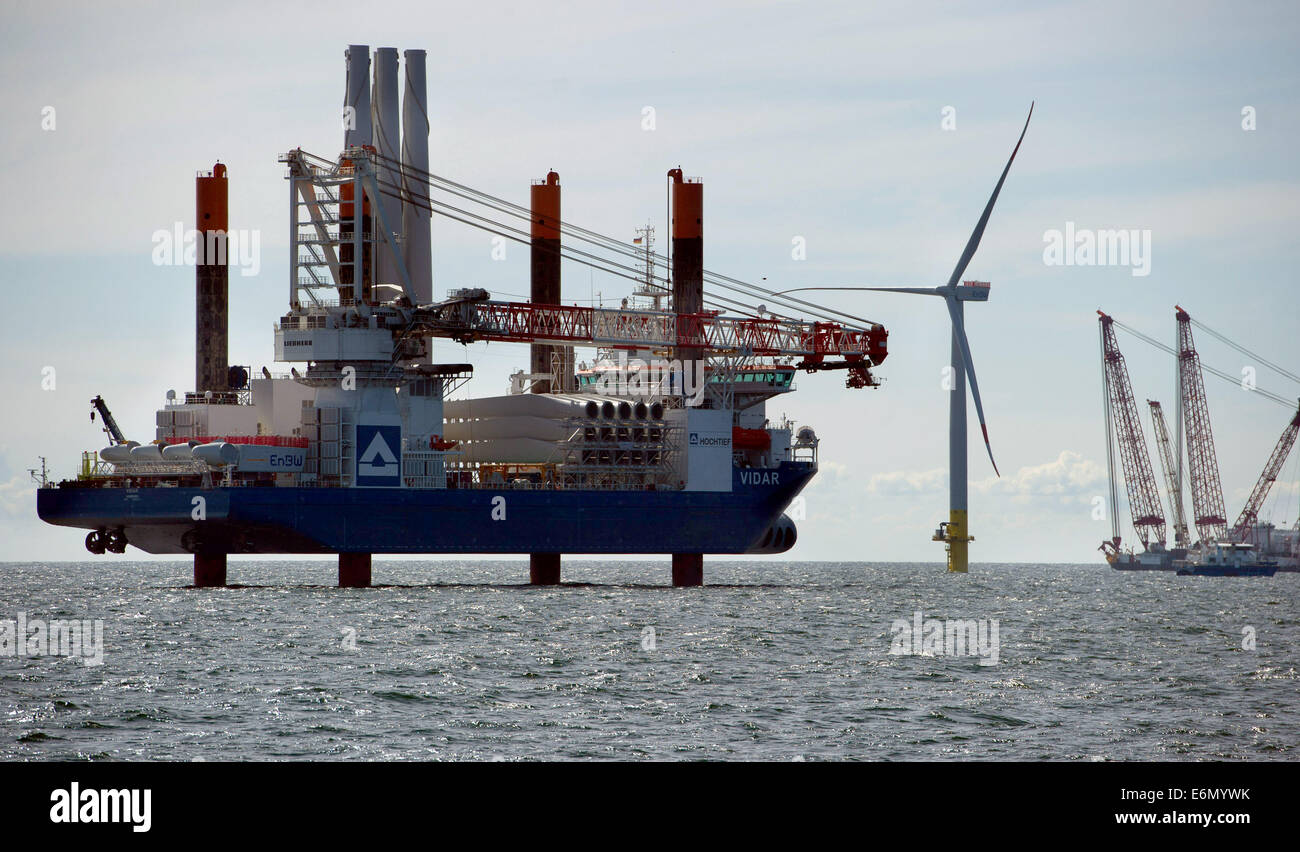 Sassnitz, Deutschland. 27. August 2014. Das Errichterschiff "Vidar" ist vollgepackt mit Bauelementen für den Ostsee-Wind Park EnBW Baltic 2 auf der Baustelle des Windparks in der Ostsee in der Nähe von Sassnitz, Deutschland, 27. August 2014. Die 80 Windkraftanlagen 32 km nördlich von Rügen Insel wird etwa 1,2000 Gigawattstunden Strom für rund 340.000 Haushalte ab 2015 produzieren. Die ersten Stationen werden bereits in diesem Jahr beschäftigt sein. Foto: Stefan Sauer/Dpa/Alamy Live News Stockfoto