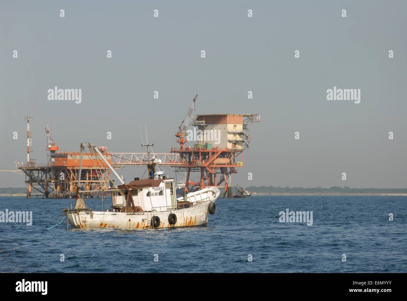 Plattformen für die Gewinnung von Erdöl und Erdgas in Adria Offshore-Ravenna (Italien) Stockfoto